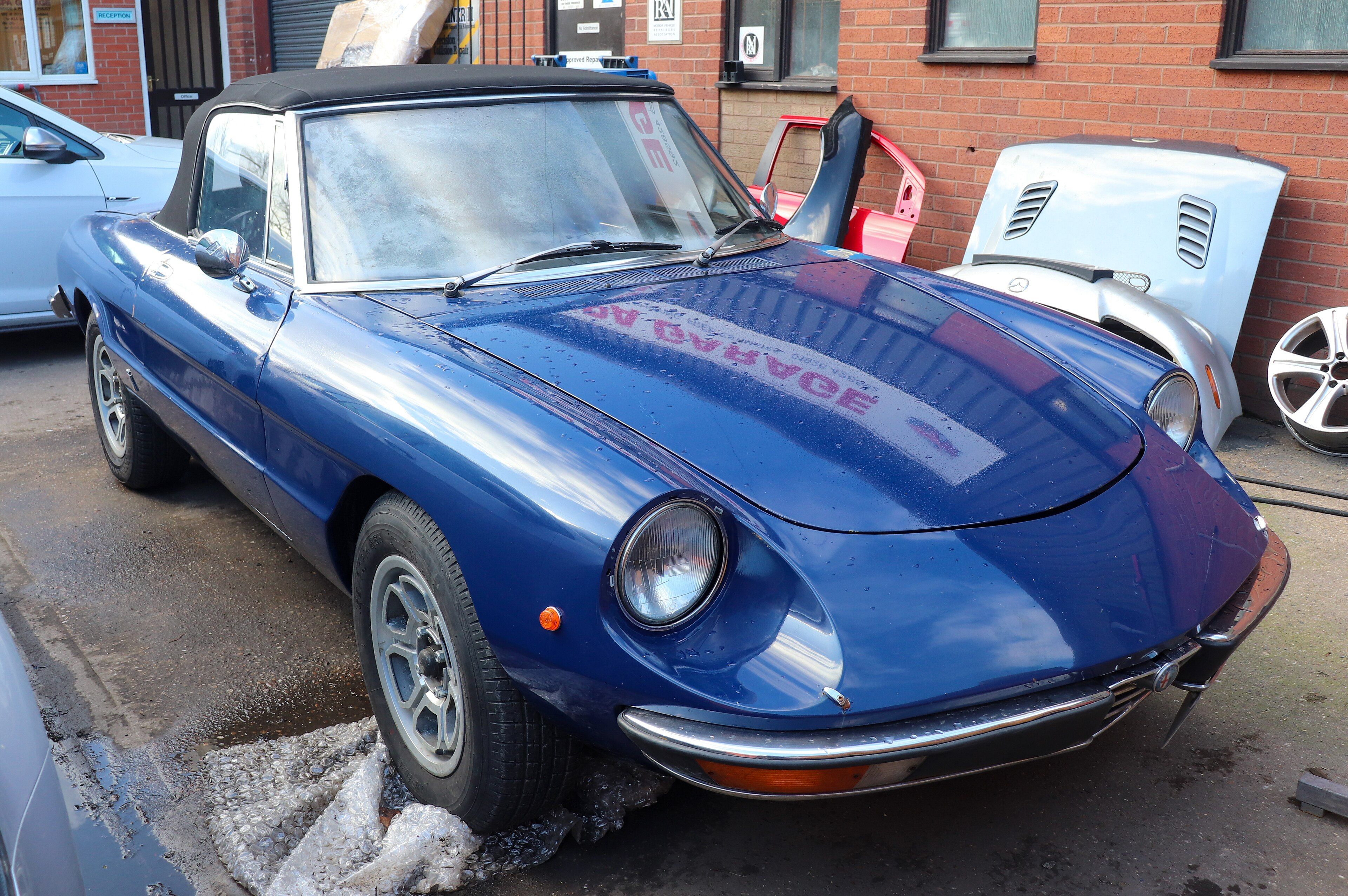 1977 Alfa Romeo 2000 Spider Veloce, front three-quarter view