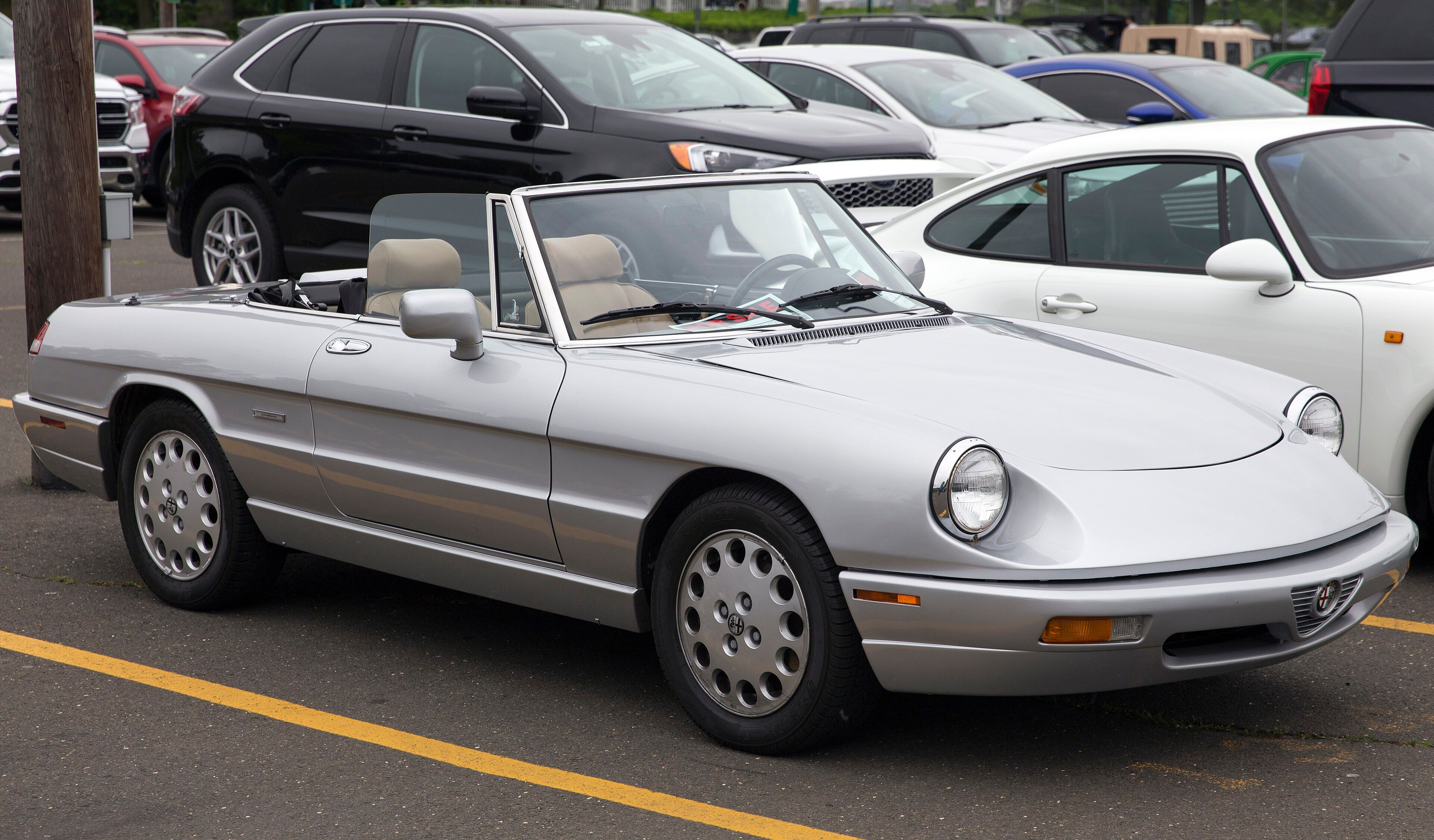 1991 Alfa Romeo Spider Veloce in Argento silver, front right