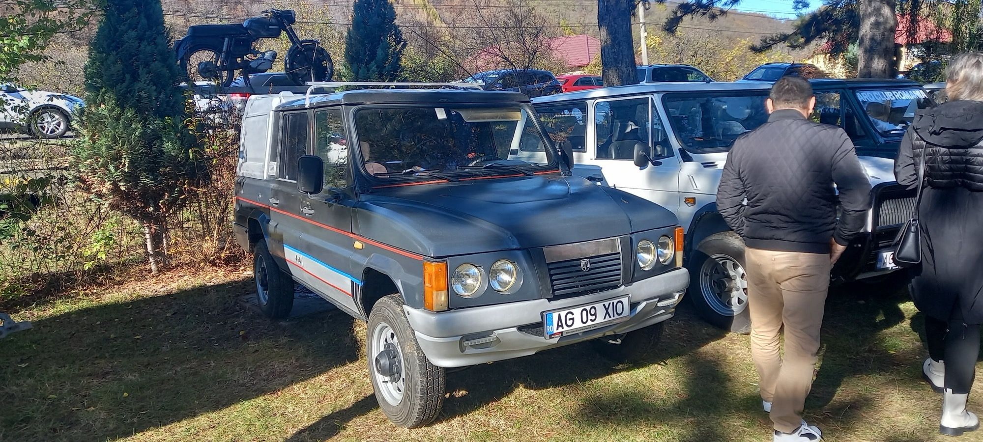 ARO 11.9 double-cab pick-up 4x4 in grey, front three-quarter view