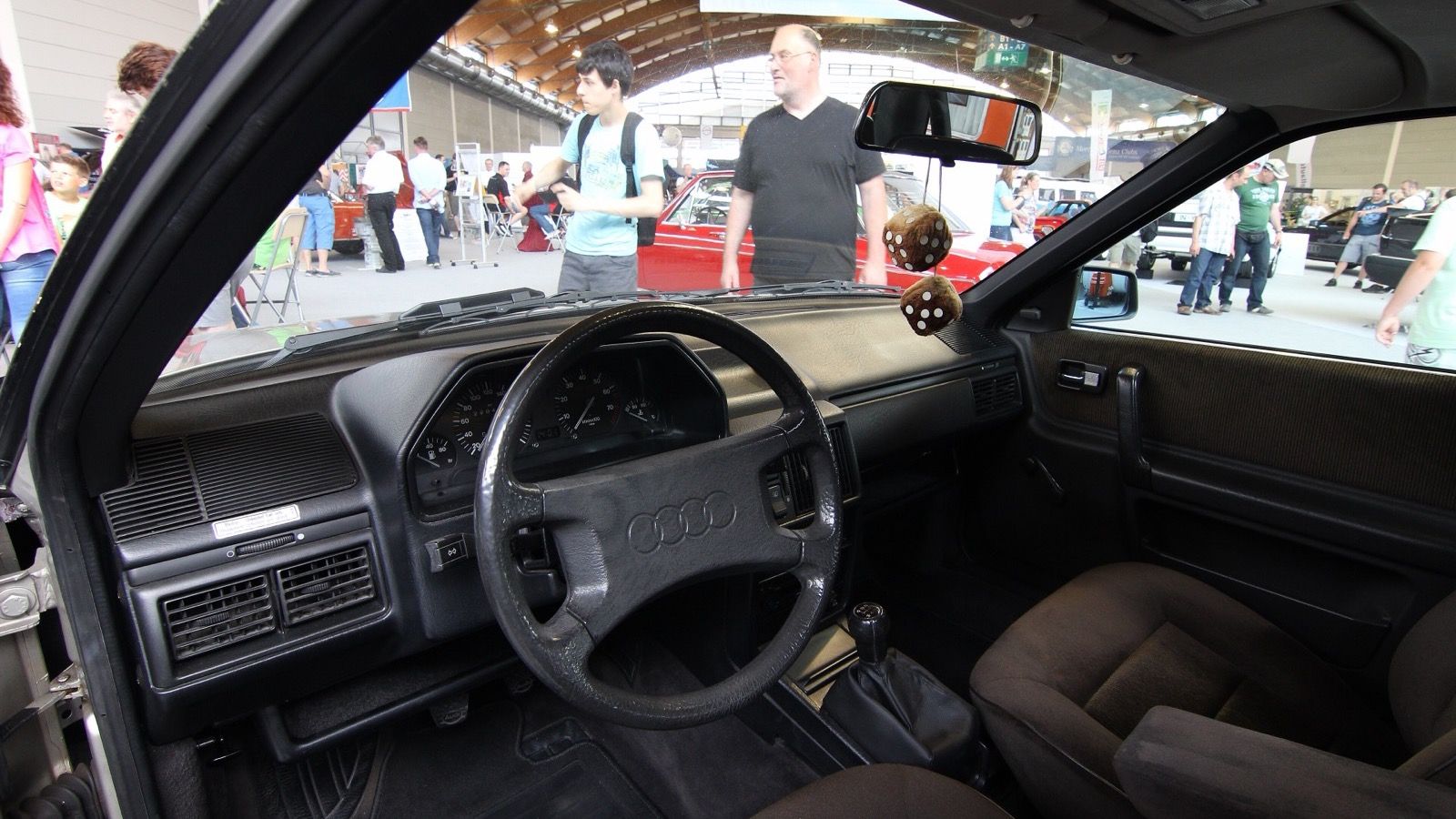 Audi 100 C3 (Typ 44) saloon, front three-quarter view
