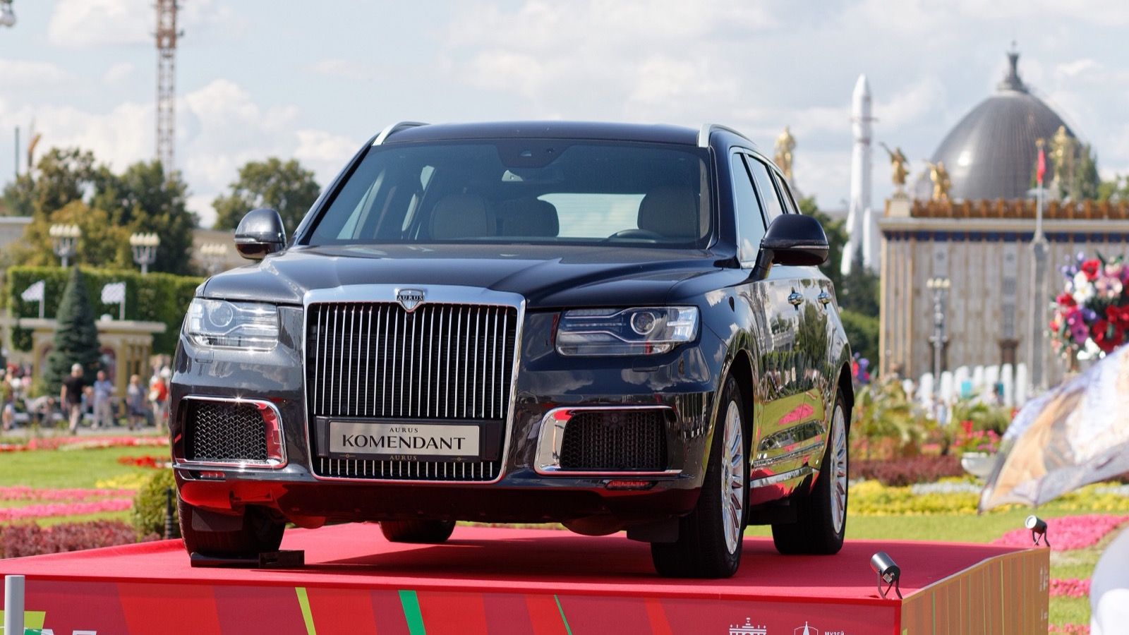 Dark Aurus Komendant SUV, front three-quarter view, on display at a 2025 Moscow show