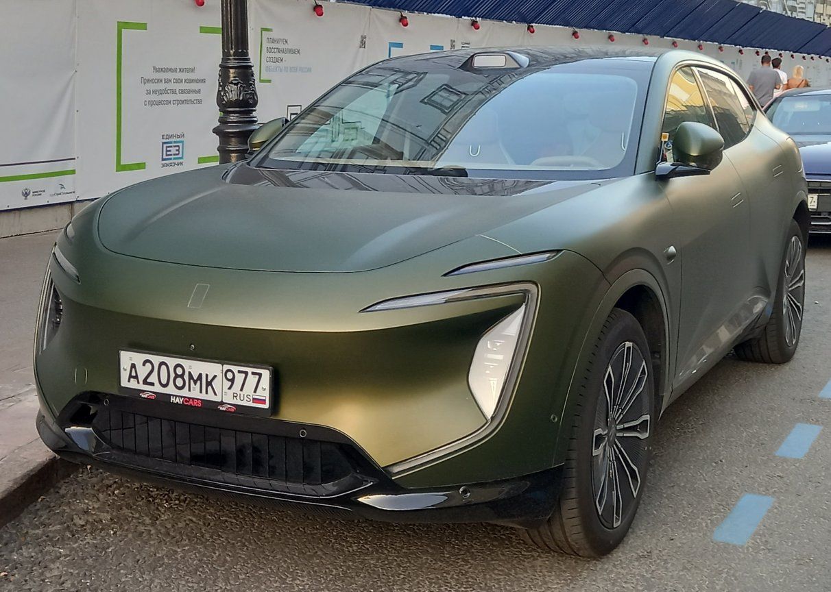 Matte green 2025 Avatr 07 mid-size electric SUV, front three-quarter view