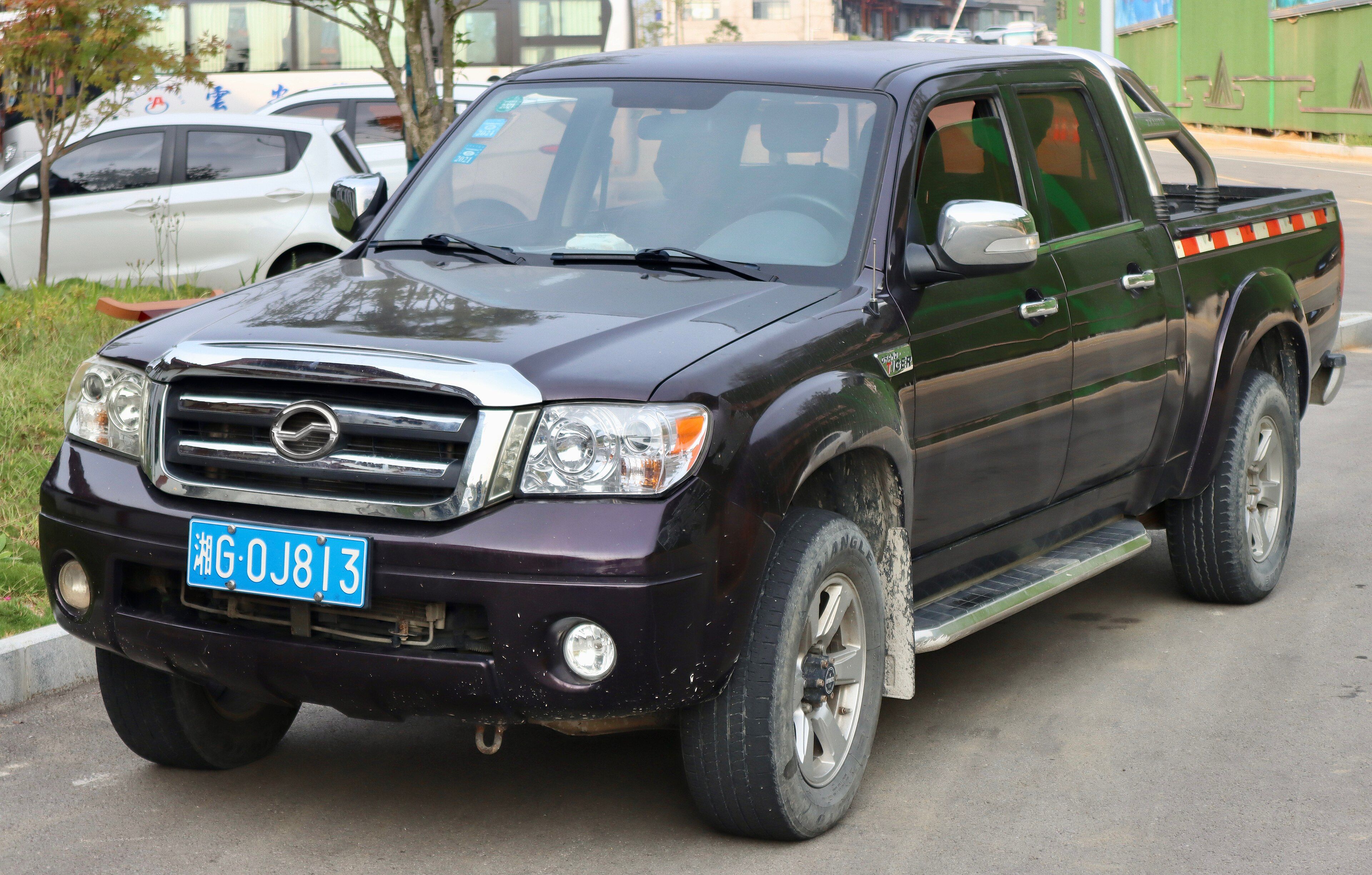 Dark purple 2015 Zhongxing Grand Tiger double-cab pickup, front three-quarter view
