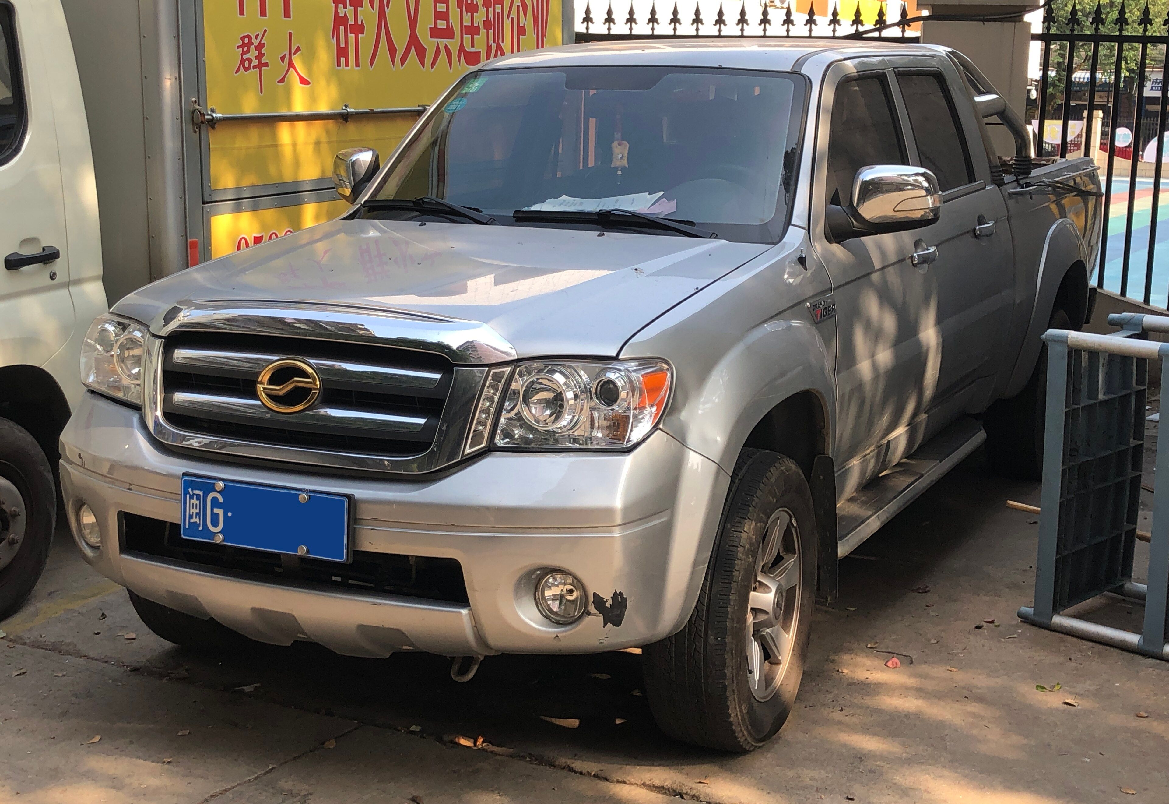 Silver facelifted Zhongxing Grand Tiger double-cab pickup, front three-quarter view