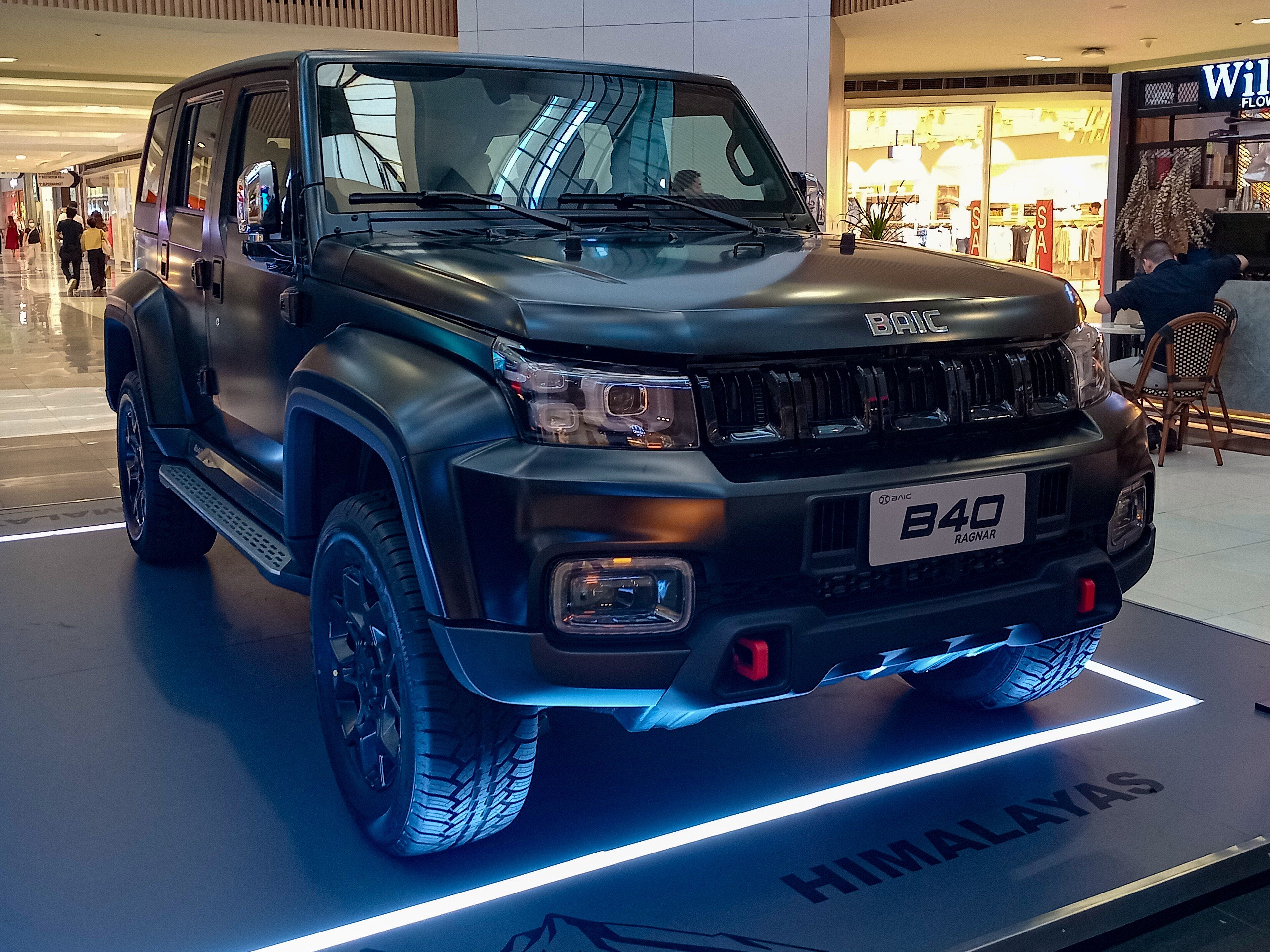 Matte-black 2024 Beijing B40 L Ragnar (second-generation BJ40), front three-quarter view