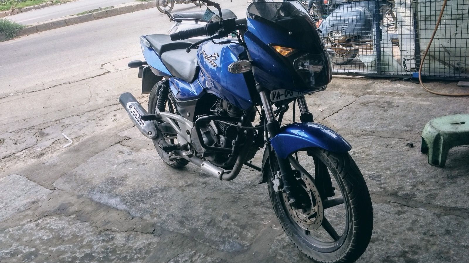 2010 Bajaj Pulsar 180 motorcycle, front three-quarter view