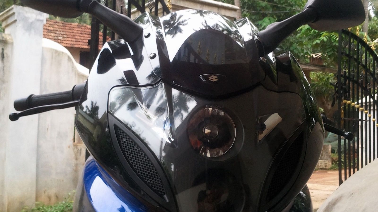 Bajaj Pulsar 220F semi-faired motorcycle, front three-quarter view