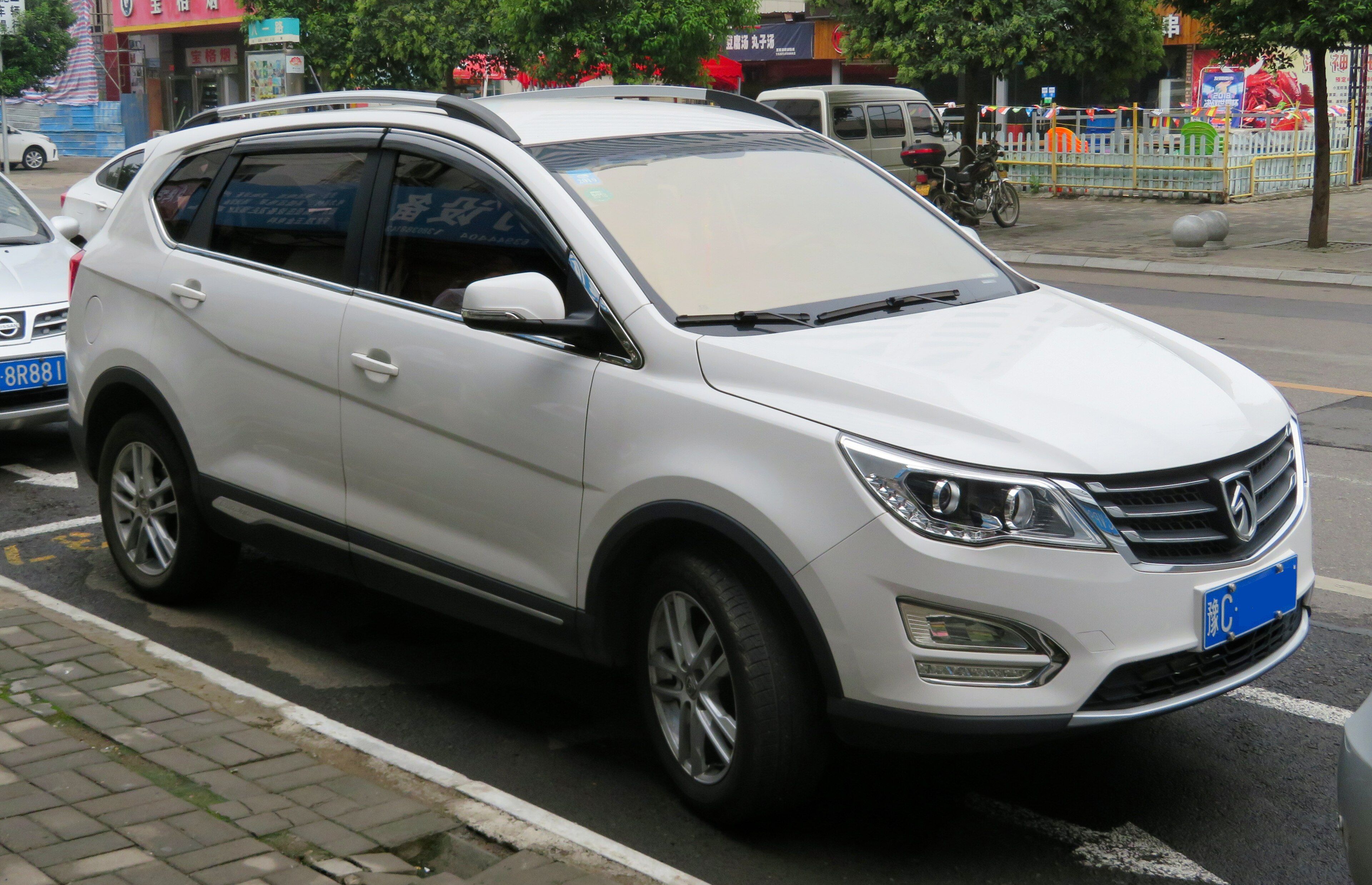 2017 Baojun 560 1.5L compact SUV, front three-quarter view