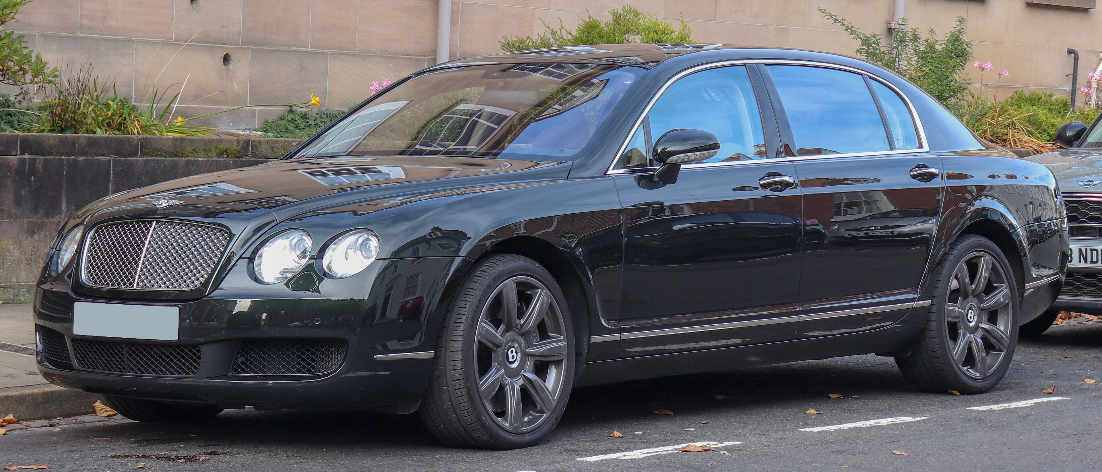 Dark green 2005 Bentley Continental Flying Spur saloon, front three-quarter view