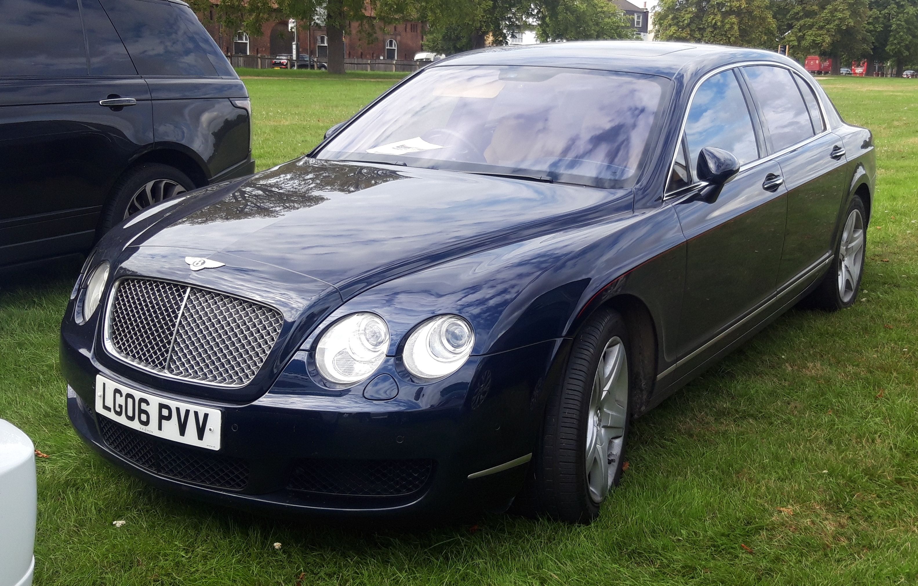 Dark blue 2006 Bentley Continental Flying Spur saloon, front three-quarter view