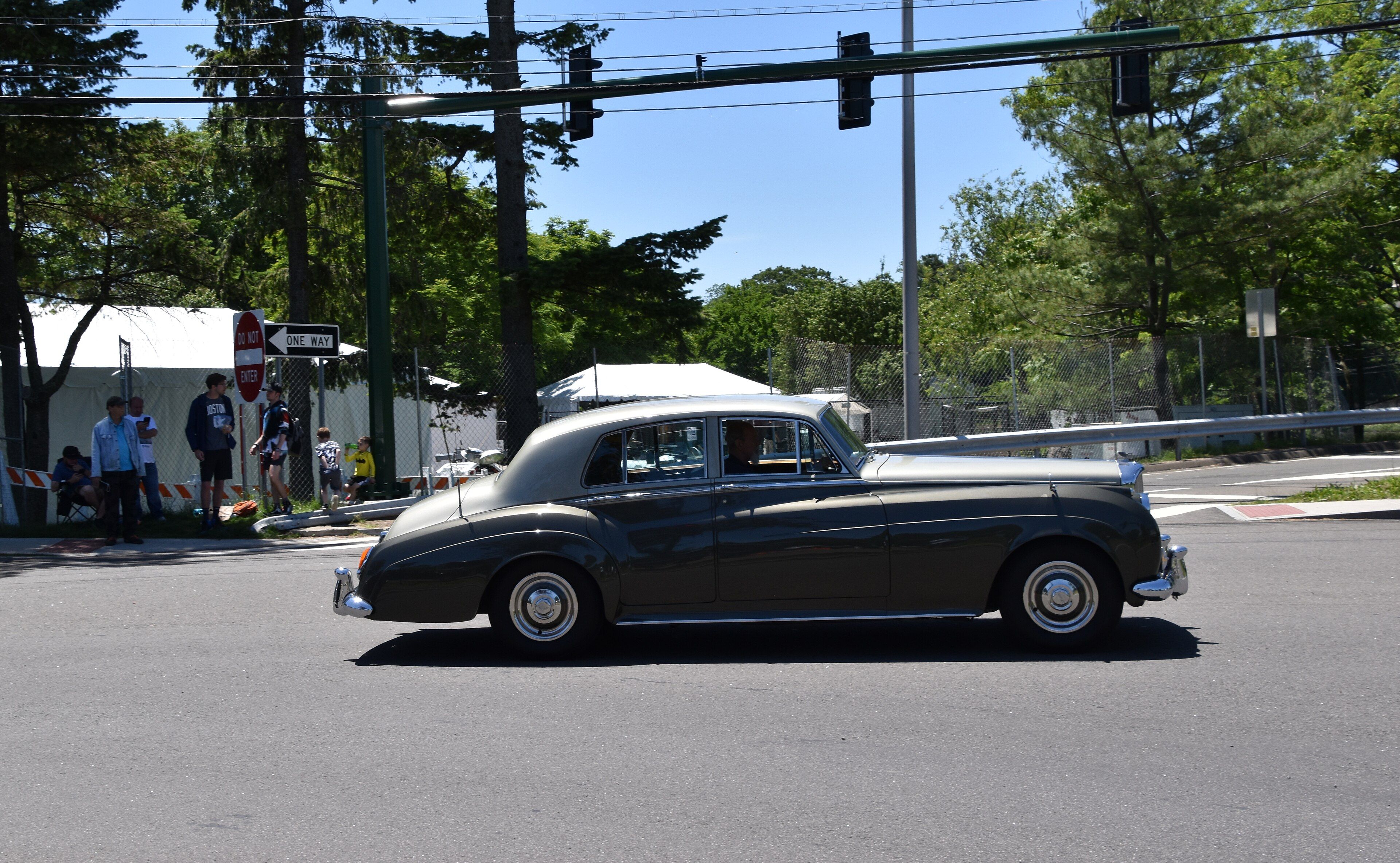 Two-tone grey 1960 Bentley S2 standard saloon, side profile