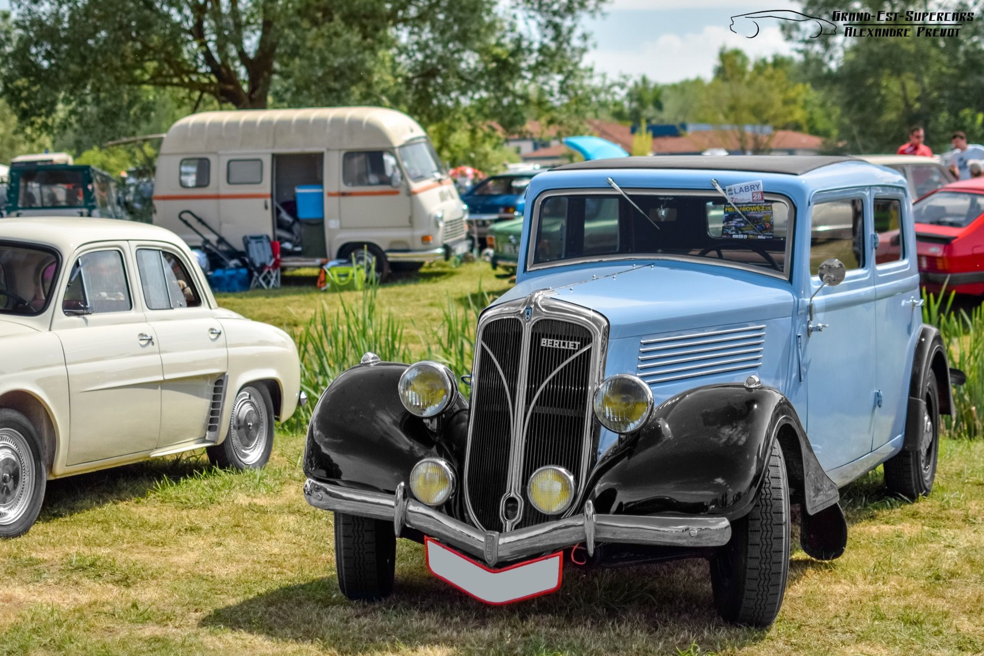 Light blue and black Berliet Dauphine berline, front three-quarter view
