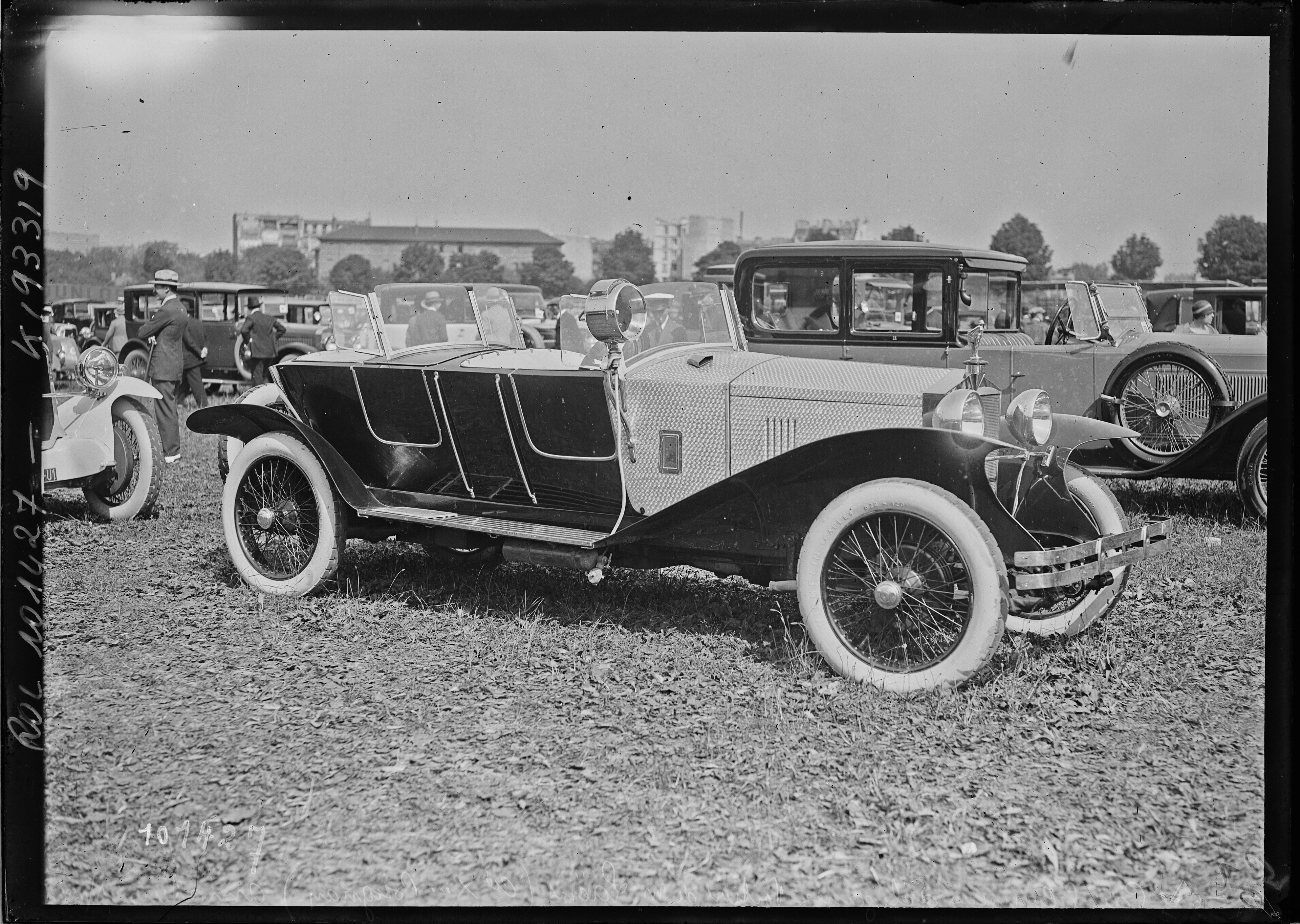 Coachbuilt Bignan two-door at the 1925 Parc des Princes concours d'elegance, front three-quarter view