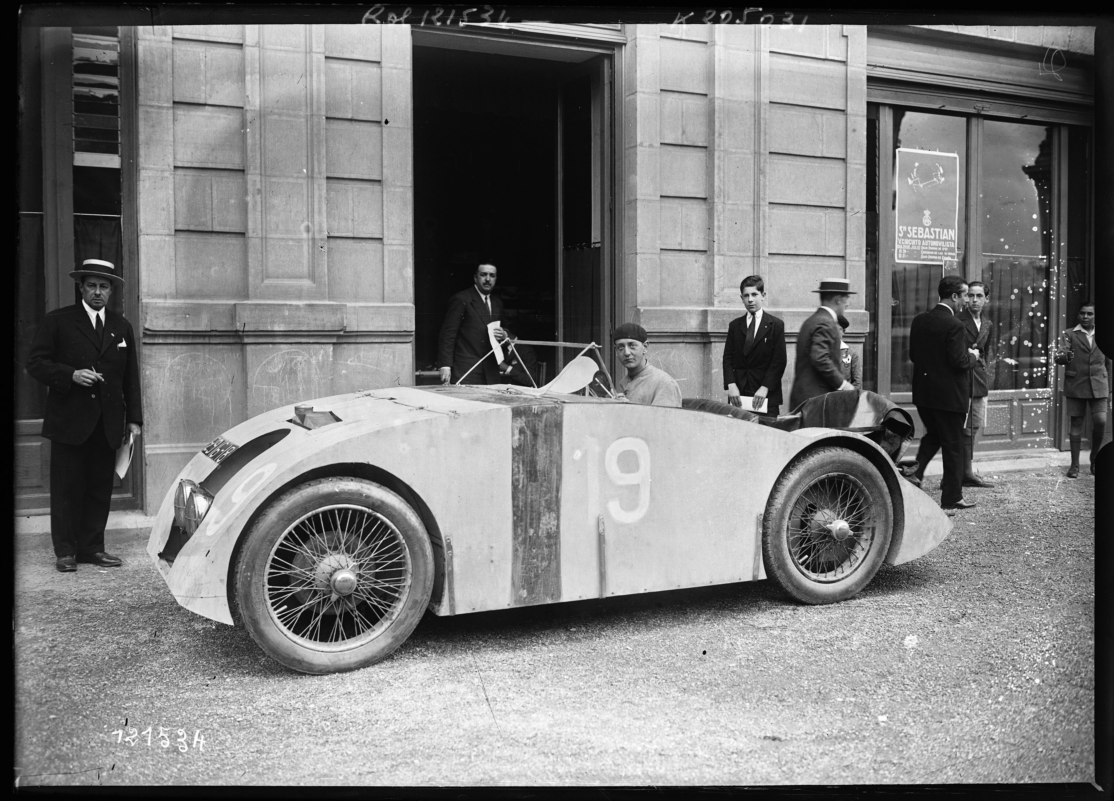 Streamlined Bignan racer number 19 at the 1927 San Sebastian Grand Prix, left side profile