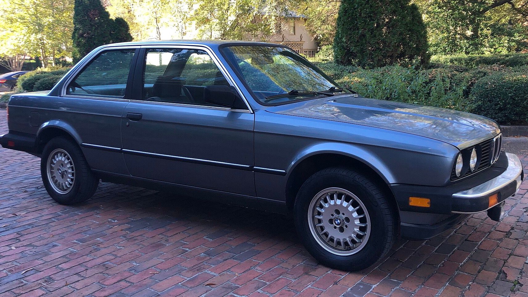 1984 BMW 318i E30 coupe, front three-quarter view