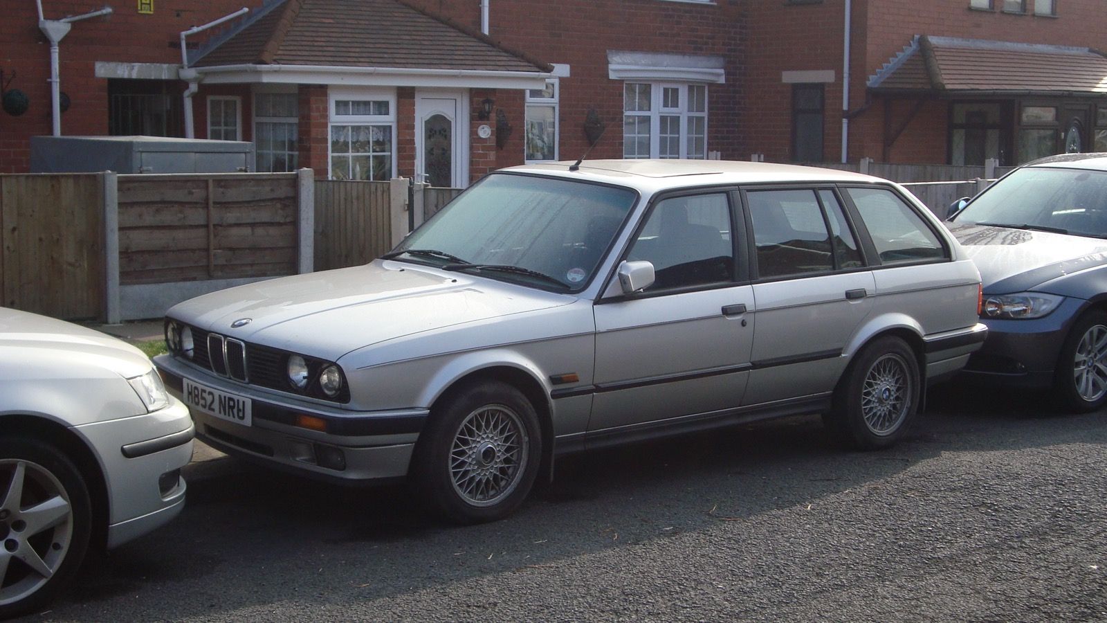1991 BMW 325i E30 Touring, front three-quarter view