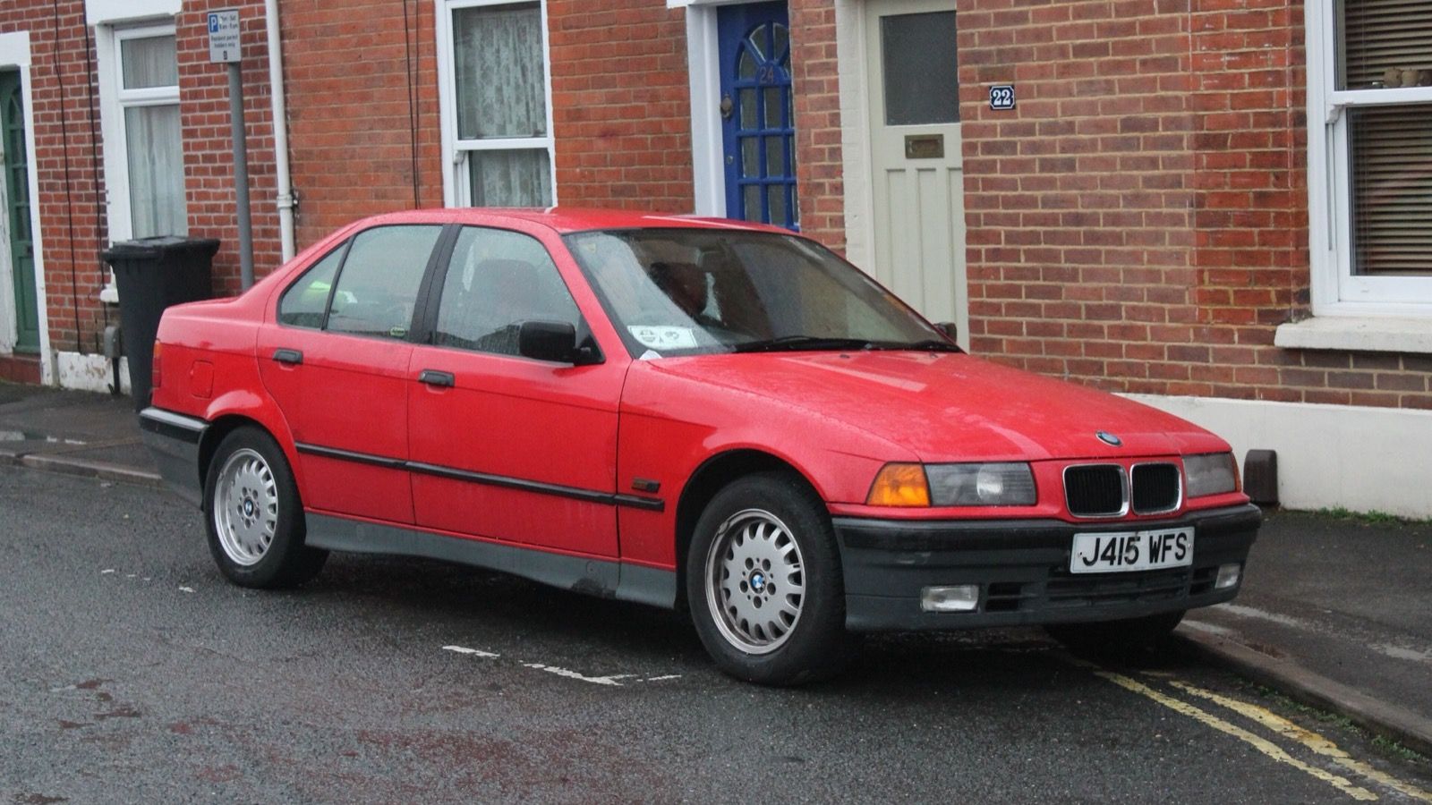 1992 BMW 320i E36 sedan, front three-quarter view