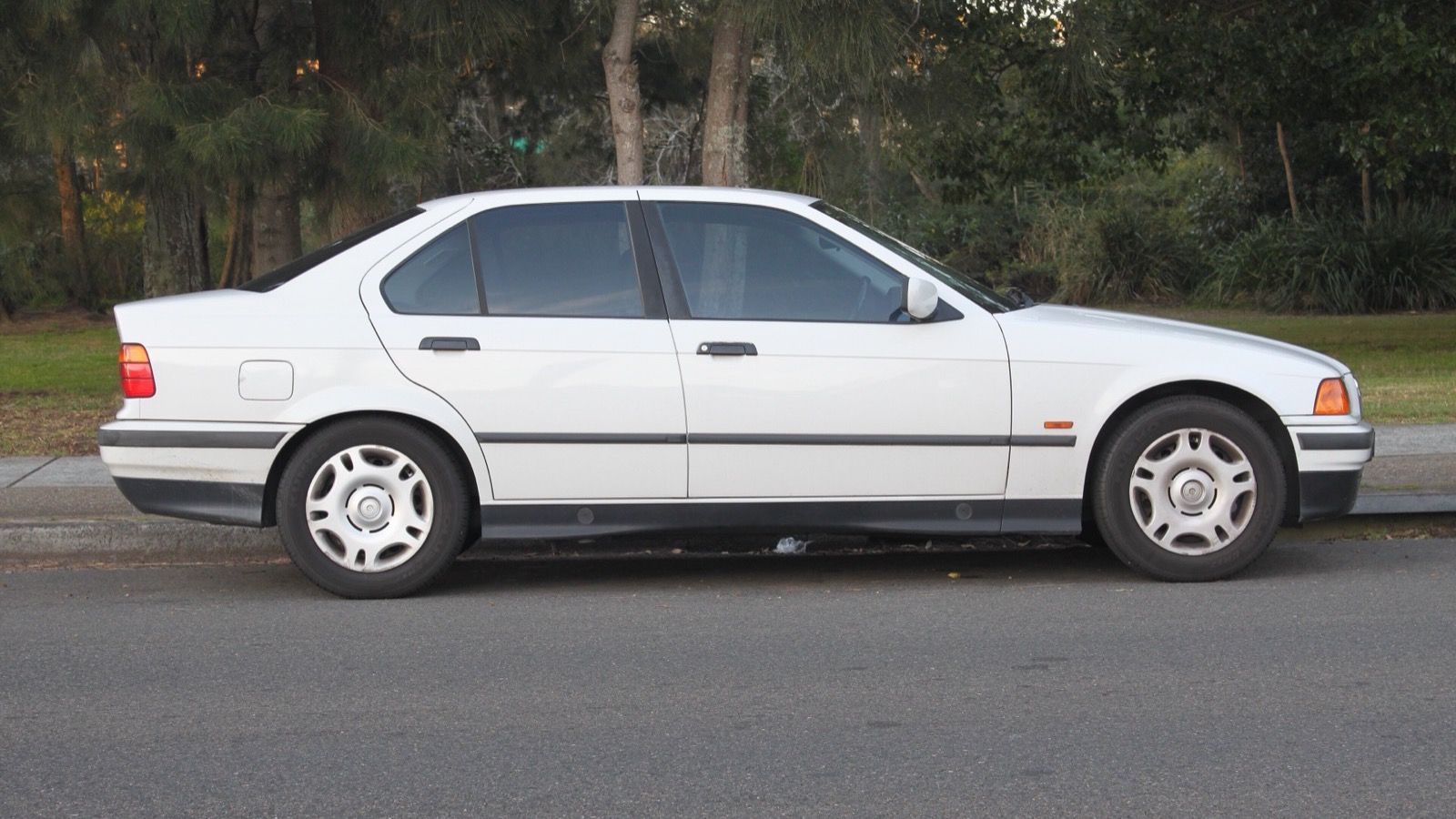 1997 BMW 3 Series (E36, third generation) — 318i sedan, front three-quarter view
