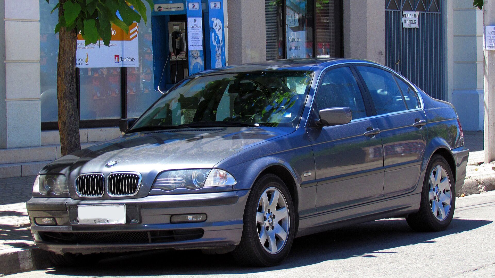 2000 BMW 328i E46 sedan, front three-quarter view