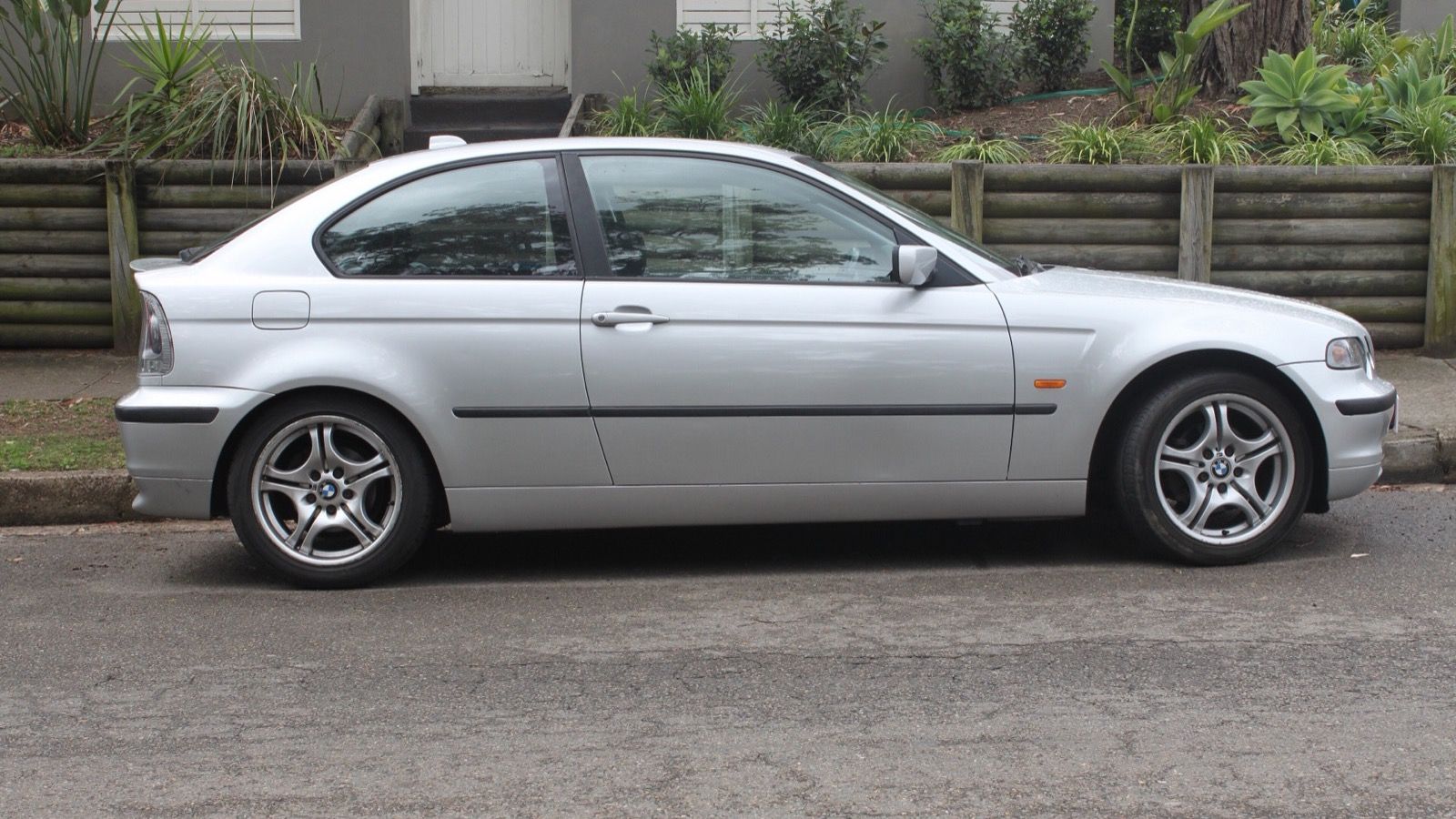 2003 BMW 3 Series (E46, fourth generation) — 318ti hatchback, front three-quarter view