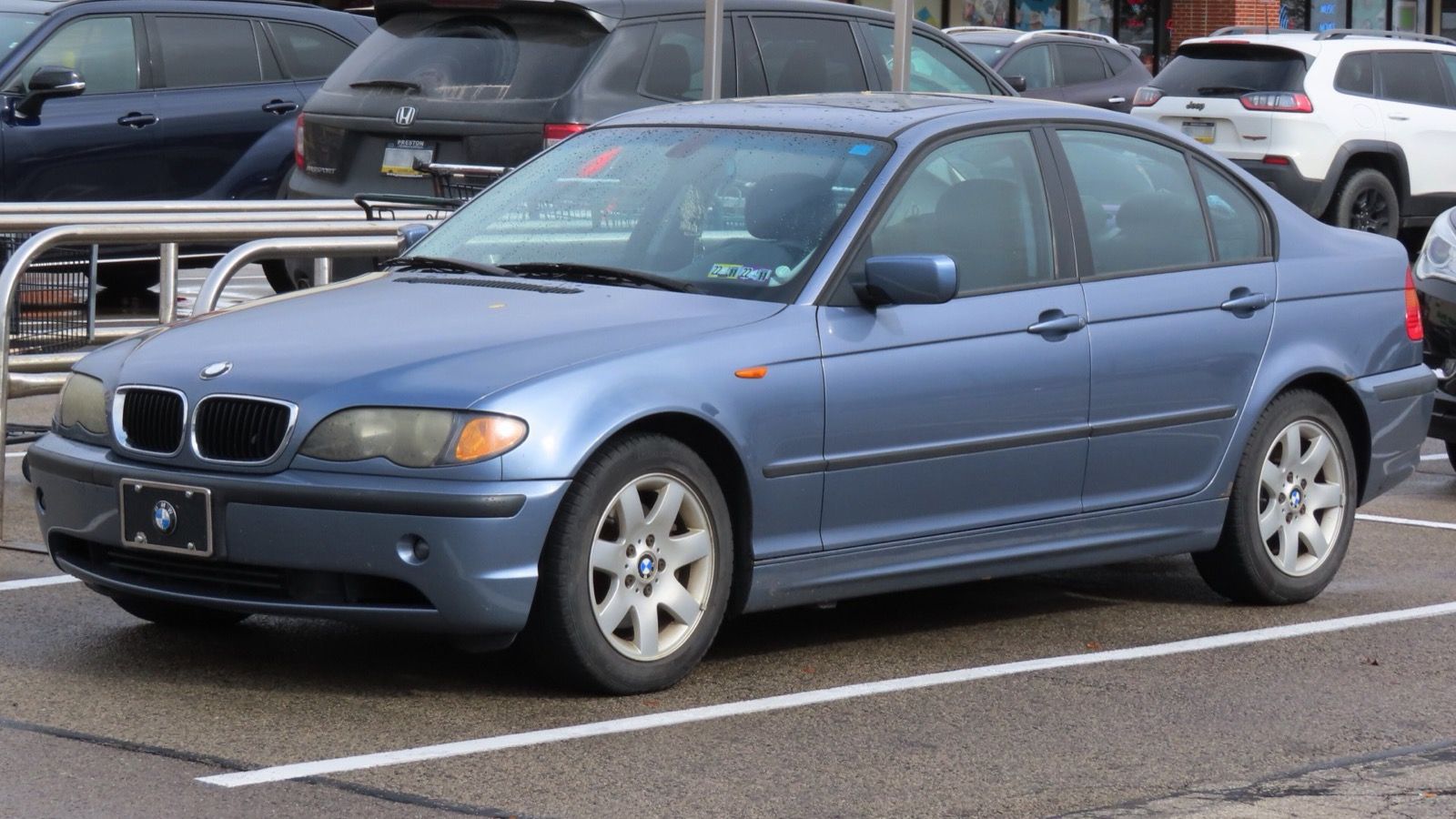 2005 BMW 325i E46 sedan, front three-quarter view