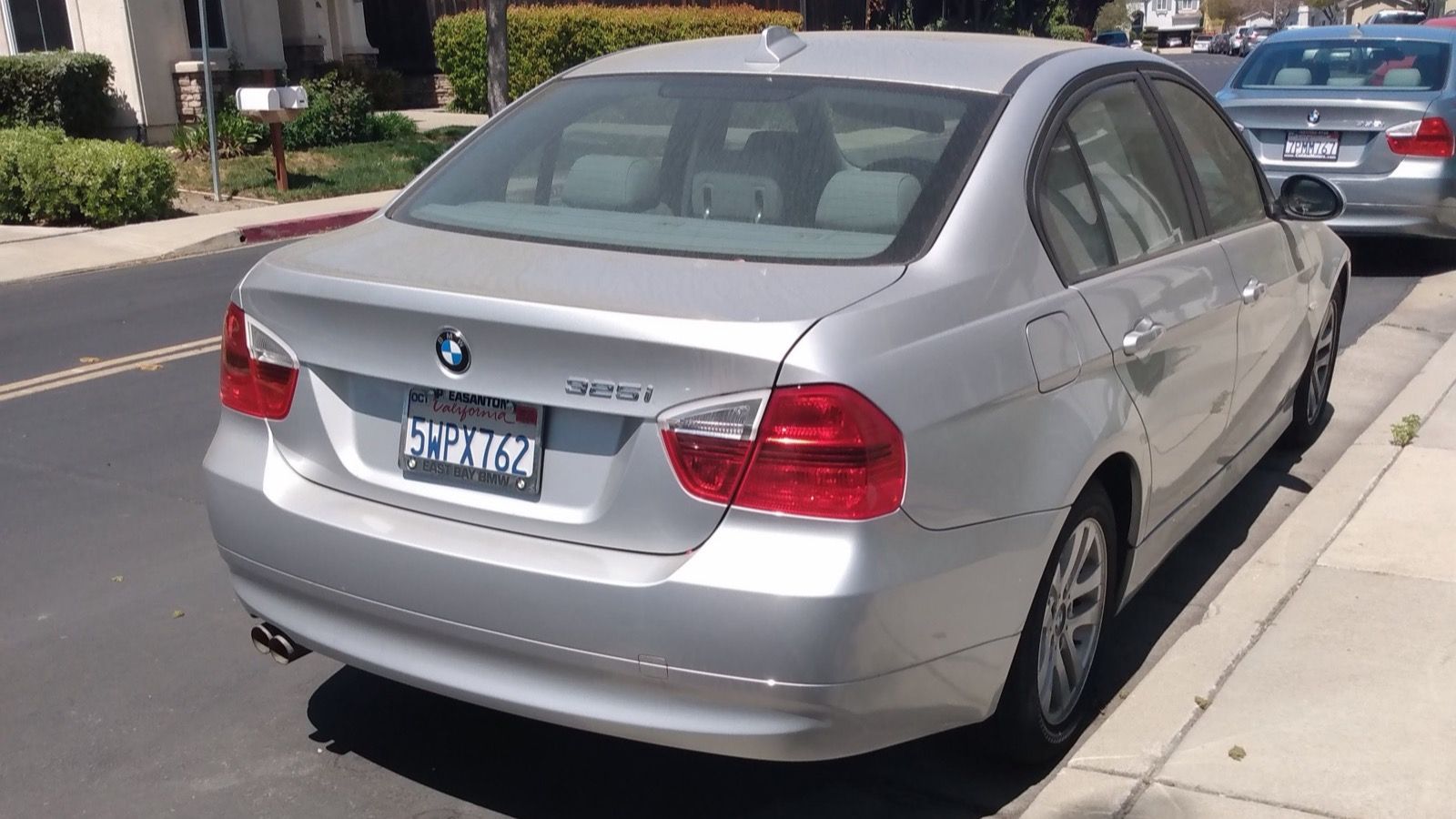 2006 BMW 325i E90 sedan, front three-quarter view