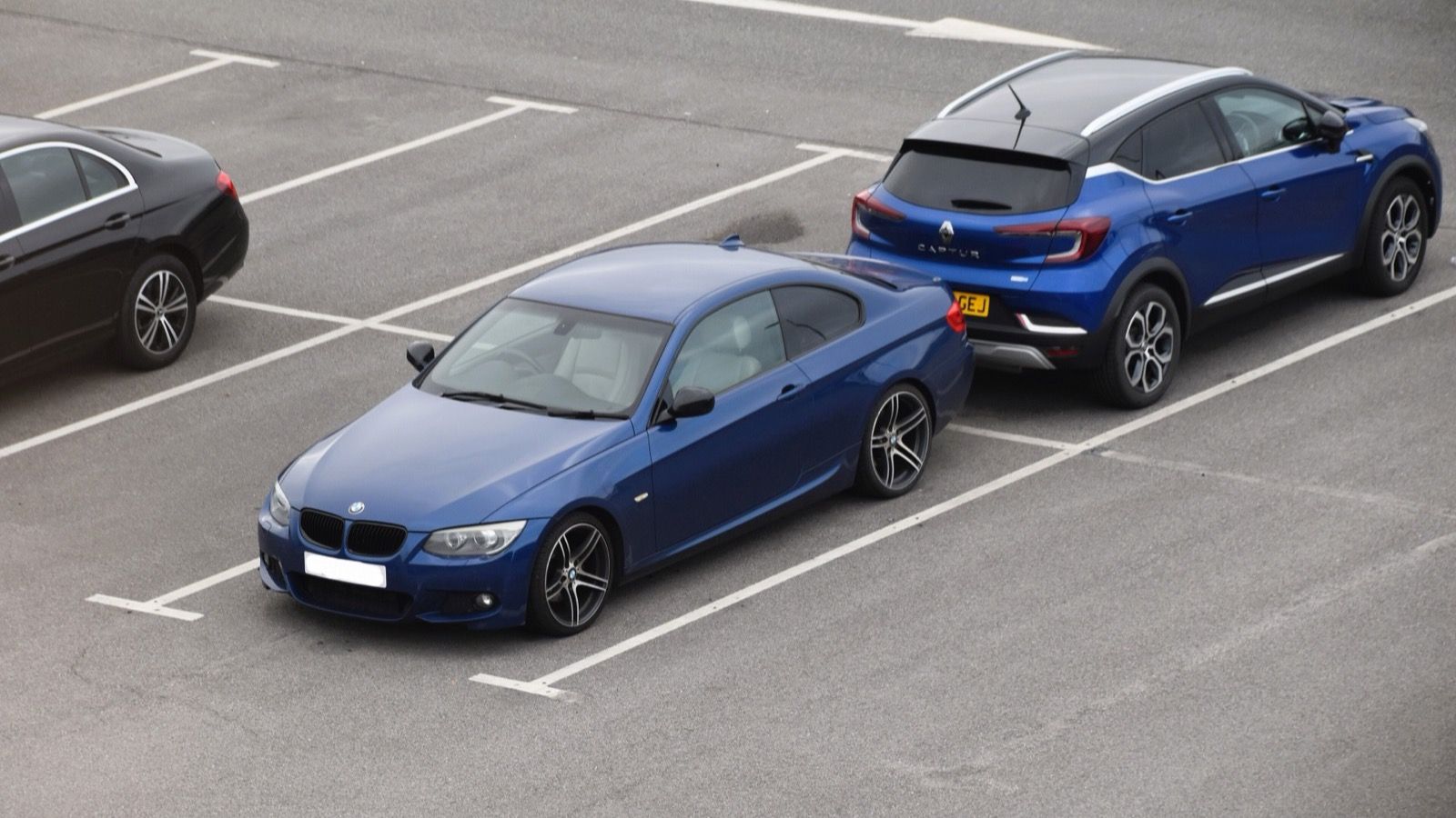 2010 BMW 320d E92 coupe, front three-quarter view