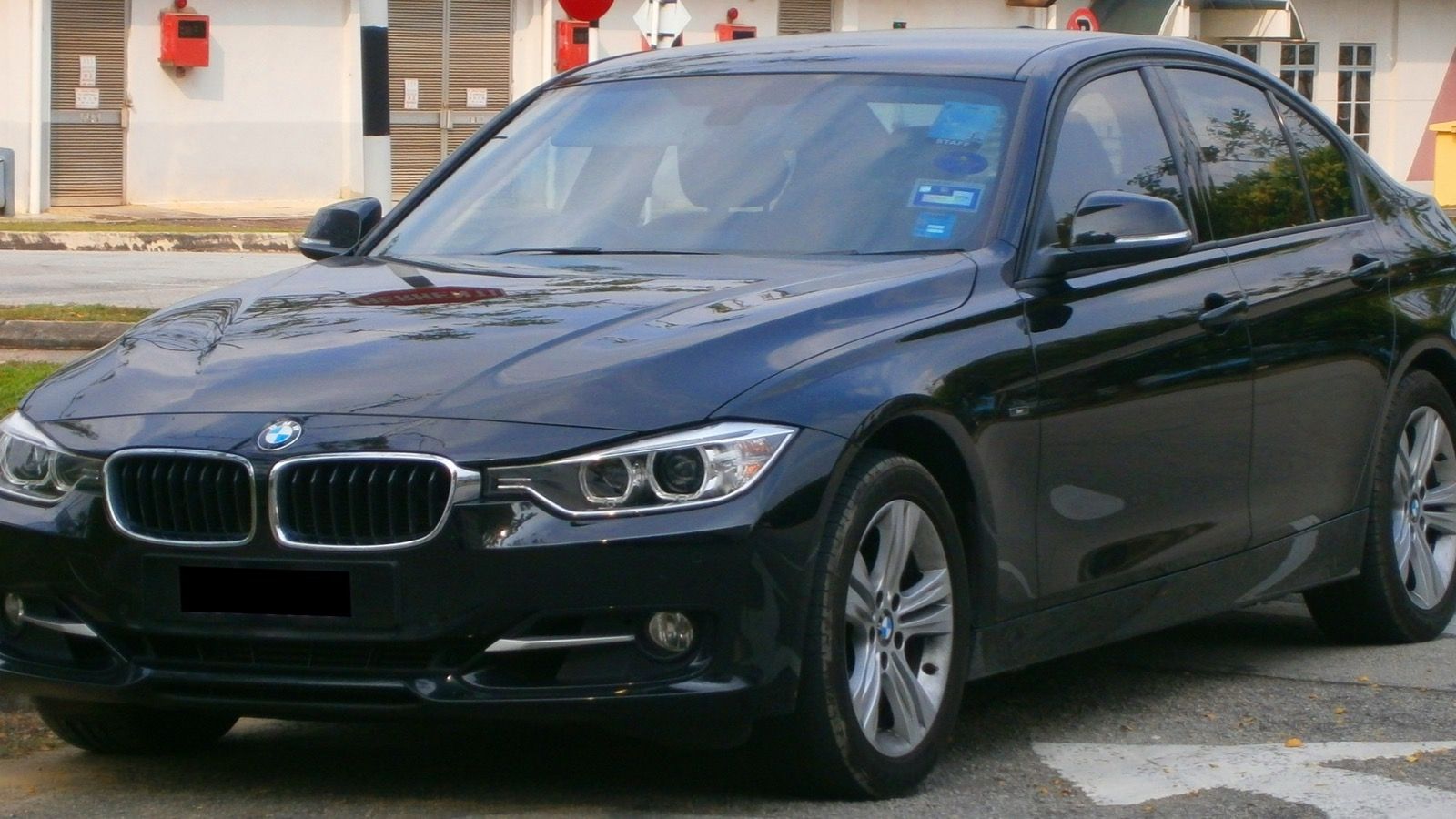 2013 BMW 320i F30 Sport Line sedan, front three-quarter view