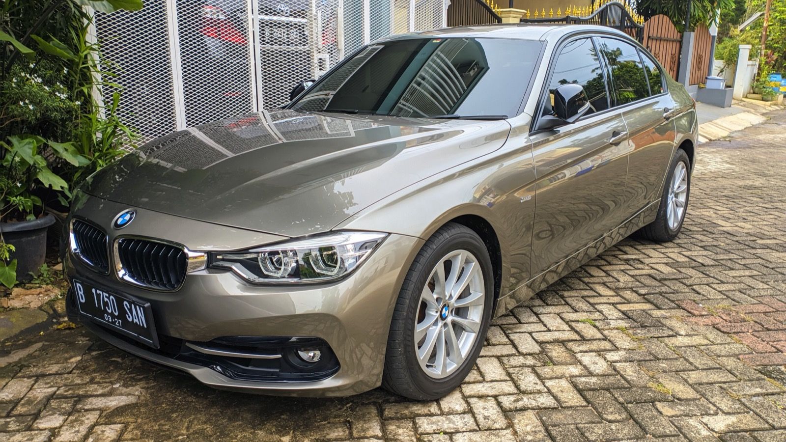 2016 BMW 3 Series (F30, sixth generation) — 320i sedan, front three-quarter view