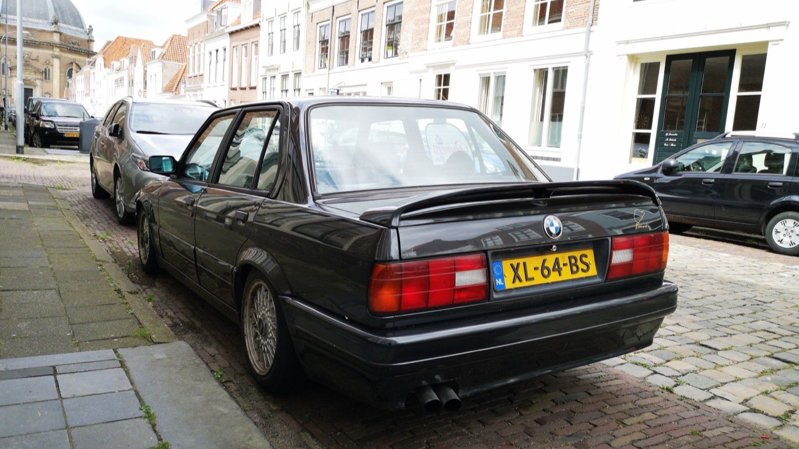 BMW 3 Series (E30), the second-generation icon — 320i, front three-quarter view