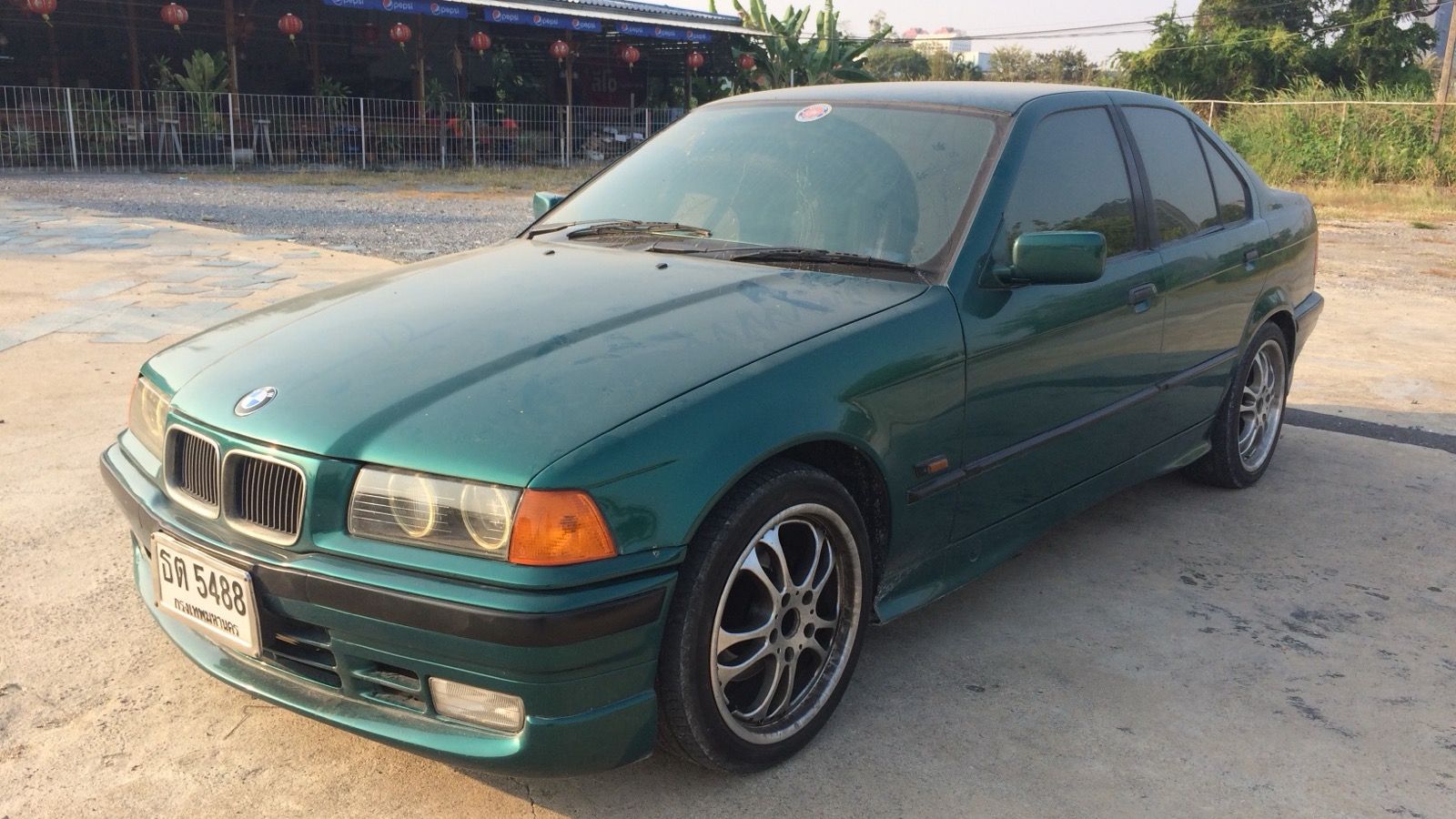 BMW 3 Series (E36), the third generation — 318i sedan, front three-quarter view