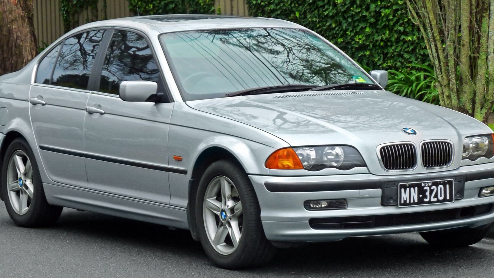 BMW 3 Series (E46), the fourth generation — 328i sedan, front three-quarter view