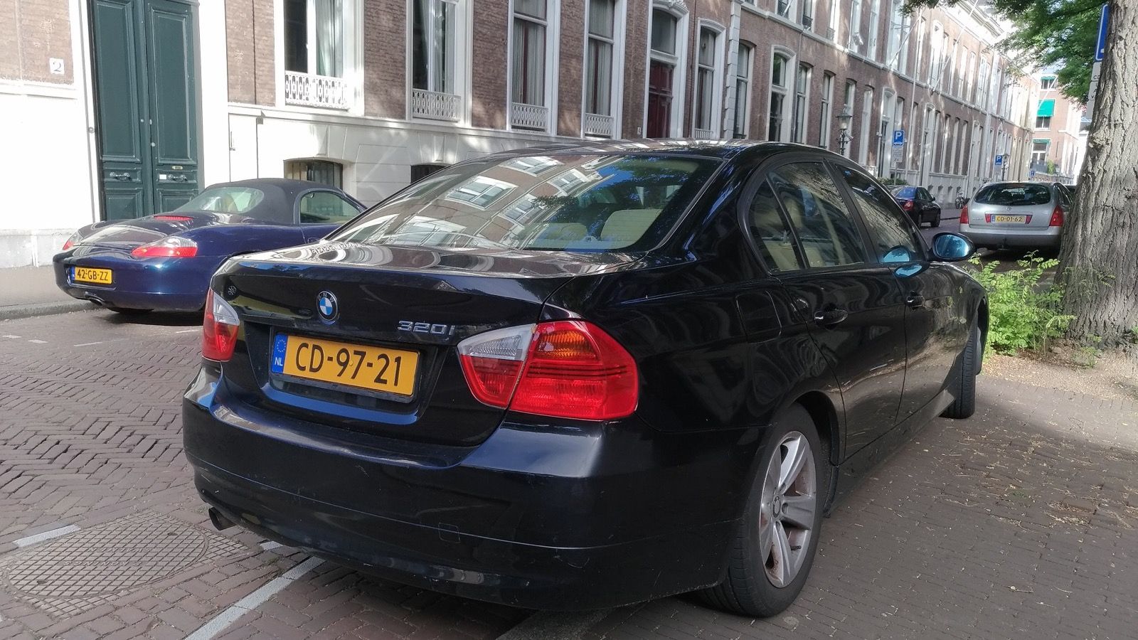 BMW 3 Series (E90), the fifth-generation sedan — 320i, front three-quarter view