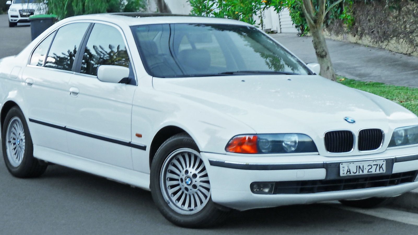 White 1999 BMW 523i (E39) sedan, front three-quarter view