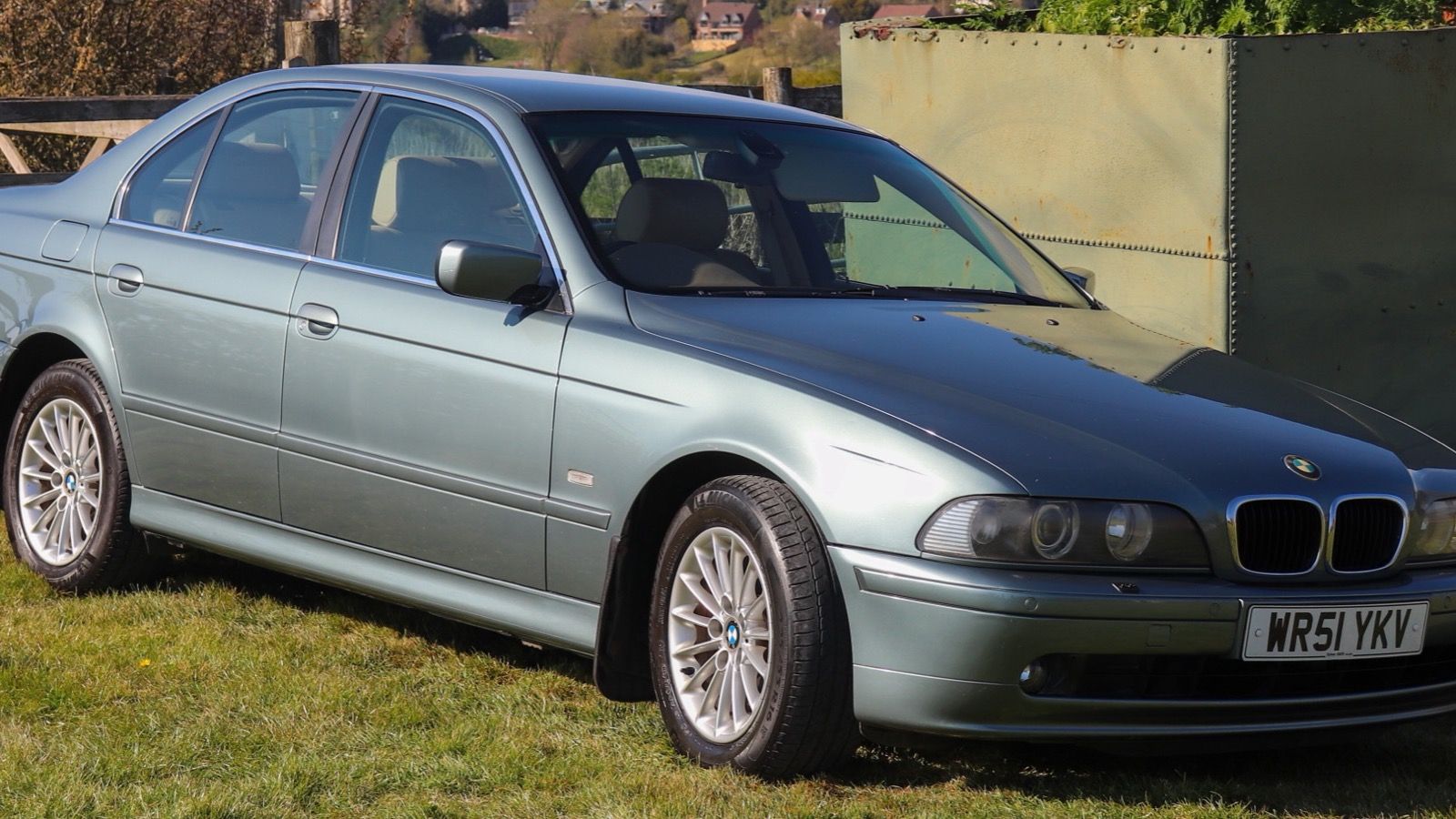 Light green 2001 BMW 525i SE (E39) sedan, front three-quarter view