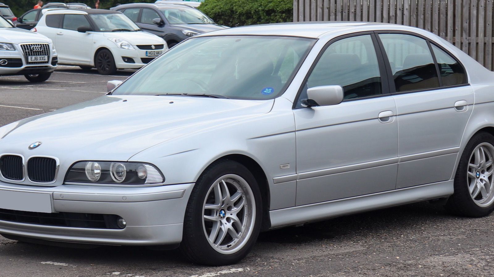 Silver 2003 BMW 520i ES (E39) facelift sedan, front three-quarter view