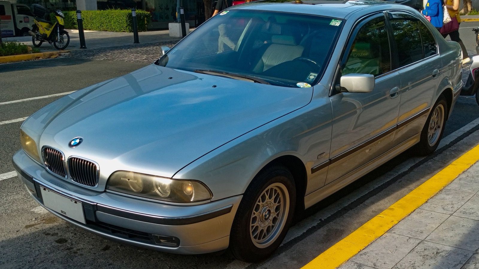 Silver BMW 528i (E39) 5 Series sedan, front three-quarter view