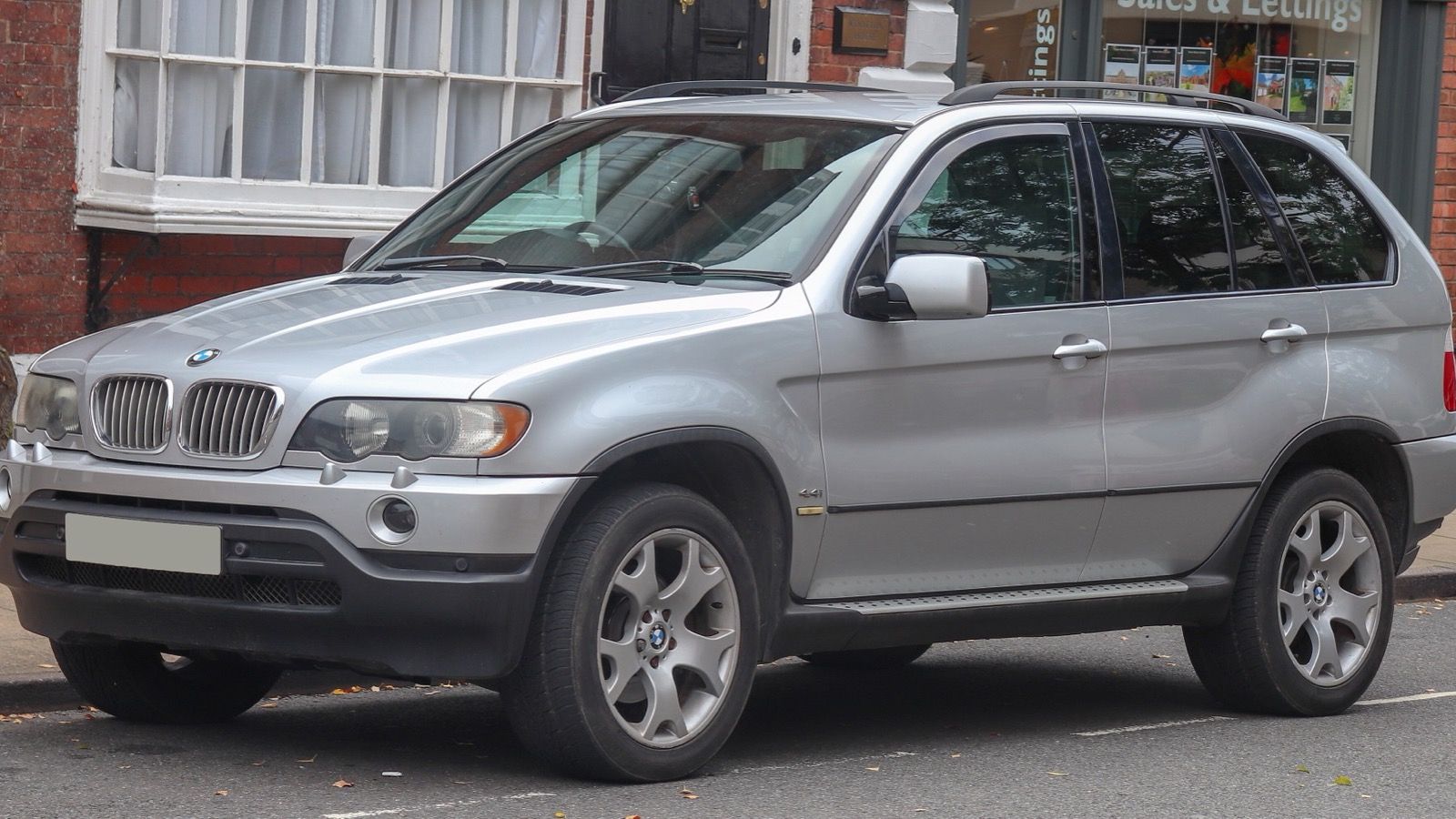 Silver BMW X5 4.4i Sport (E53), front three-quarter view