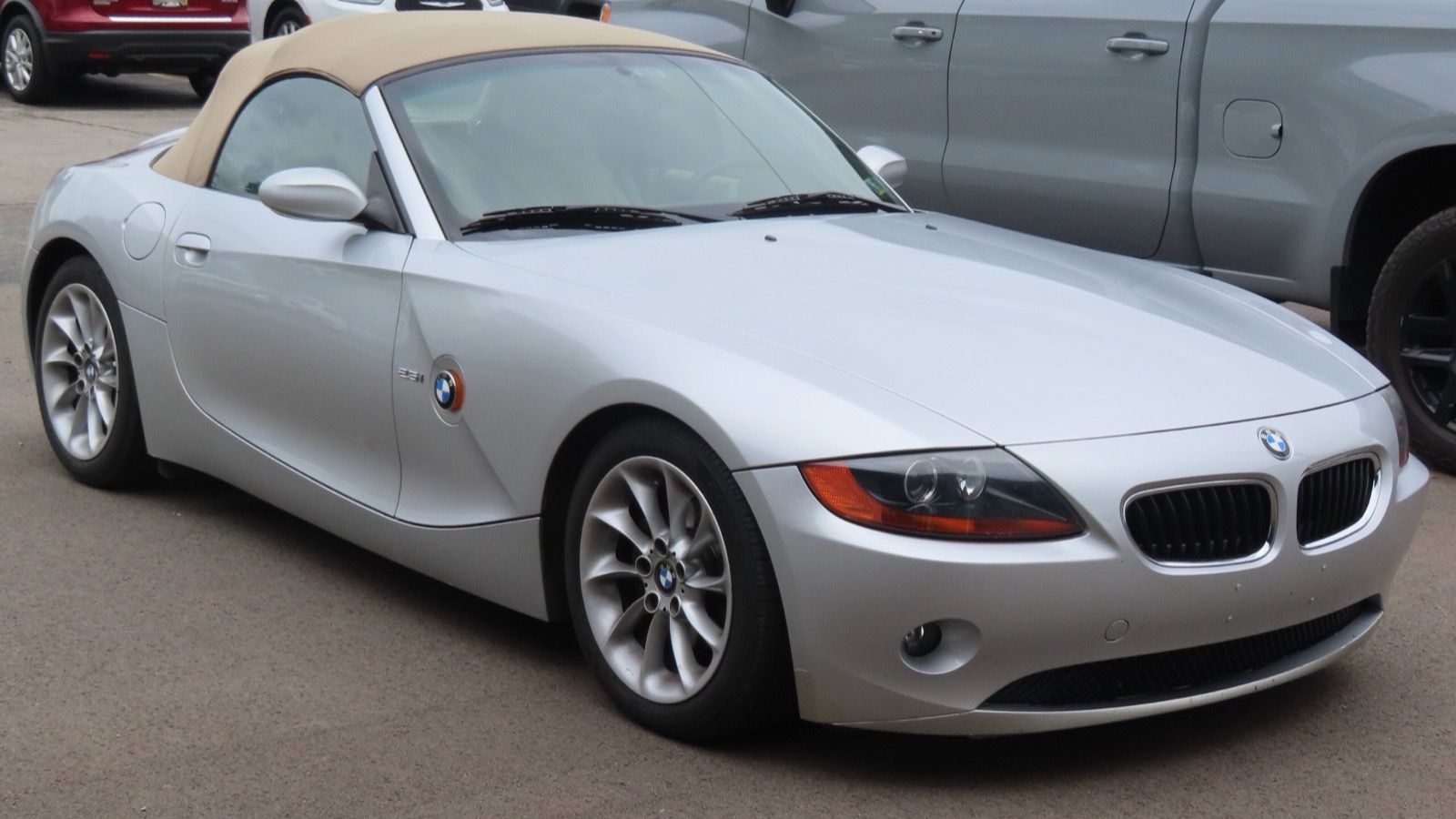 Silver BMW Z4 2.5i (E85) roadster with tan soft top, front three-quarter view