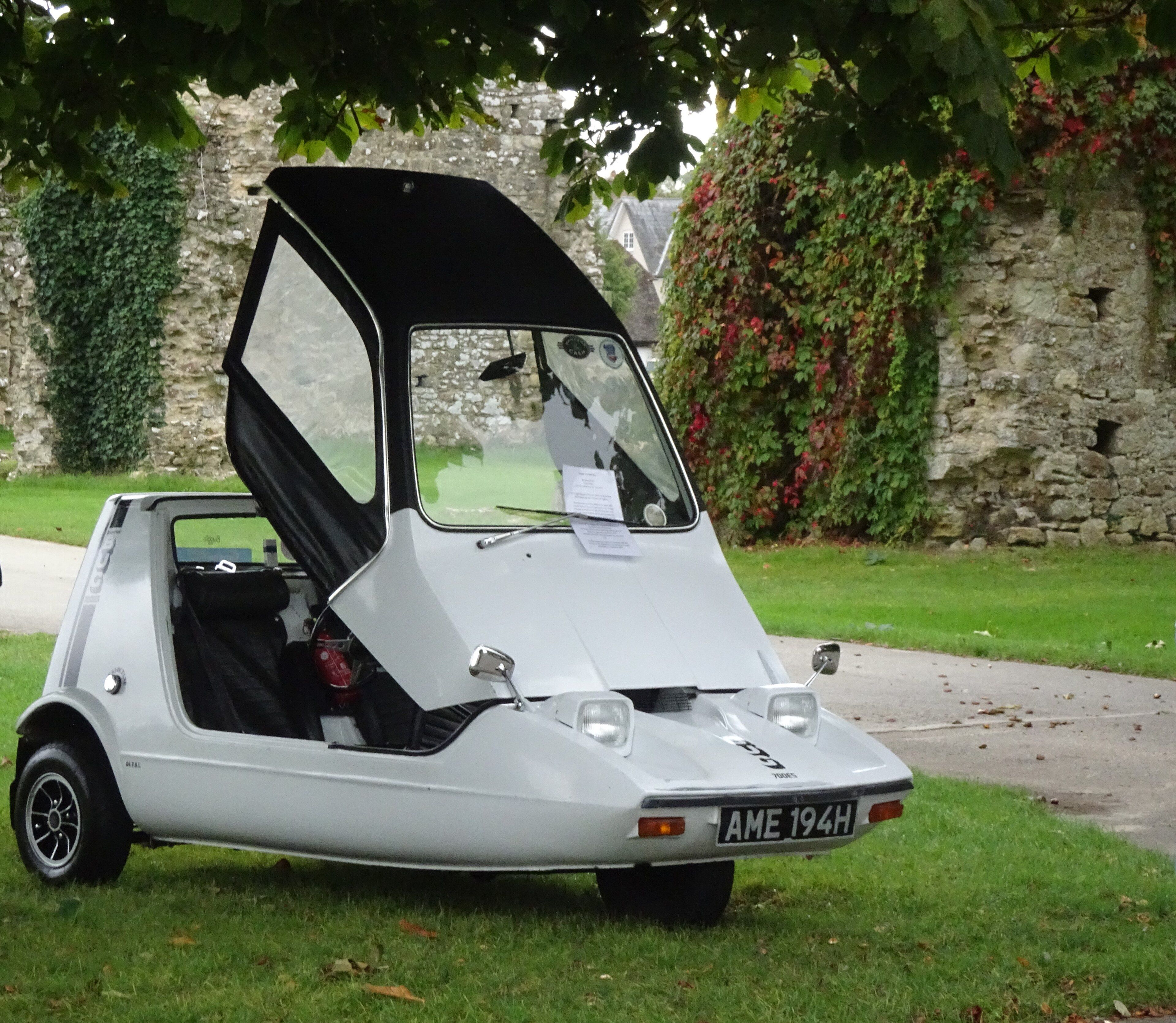 1970 Bond Bug 700ES wedge-shaped three-wheeler, front three-quarter view