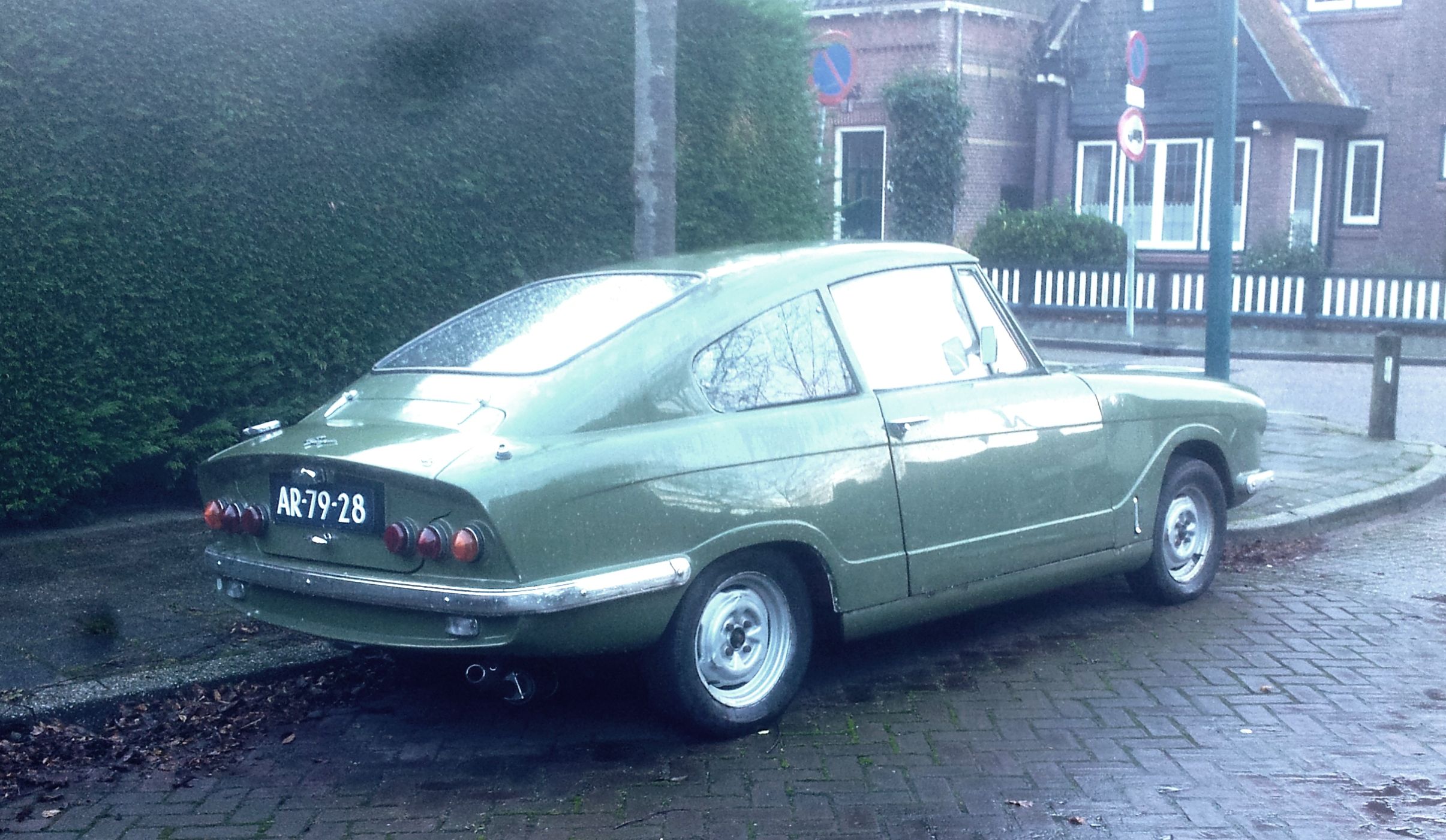 Bond Equipe GT4S twin-headlight fibreglass coupé, front three-quarter view