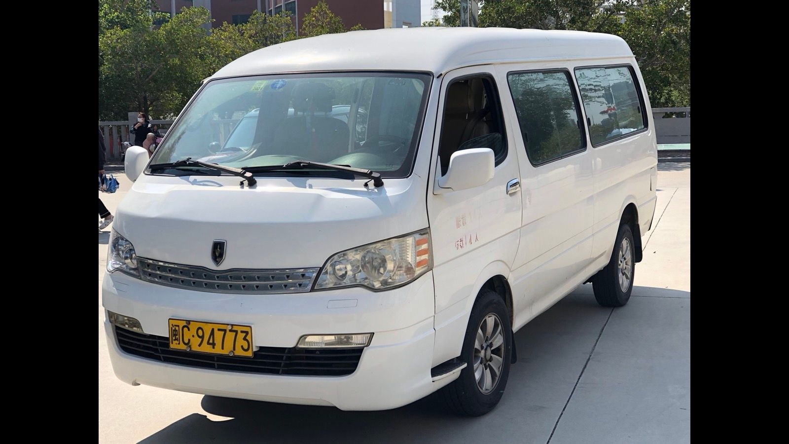 White Jinbei Haise fifth-generation minibus, front three-quarter view