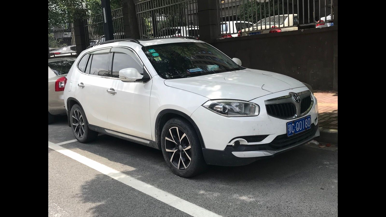 White facelifted Brilliance V5 with revised kidney grille, front three-quarter view
