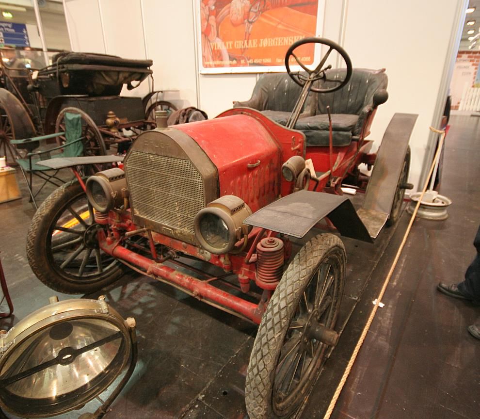 Unrestored red 1910 Brush single-cylinder Runabout, front three-quarter view