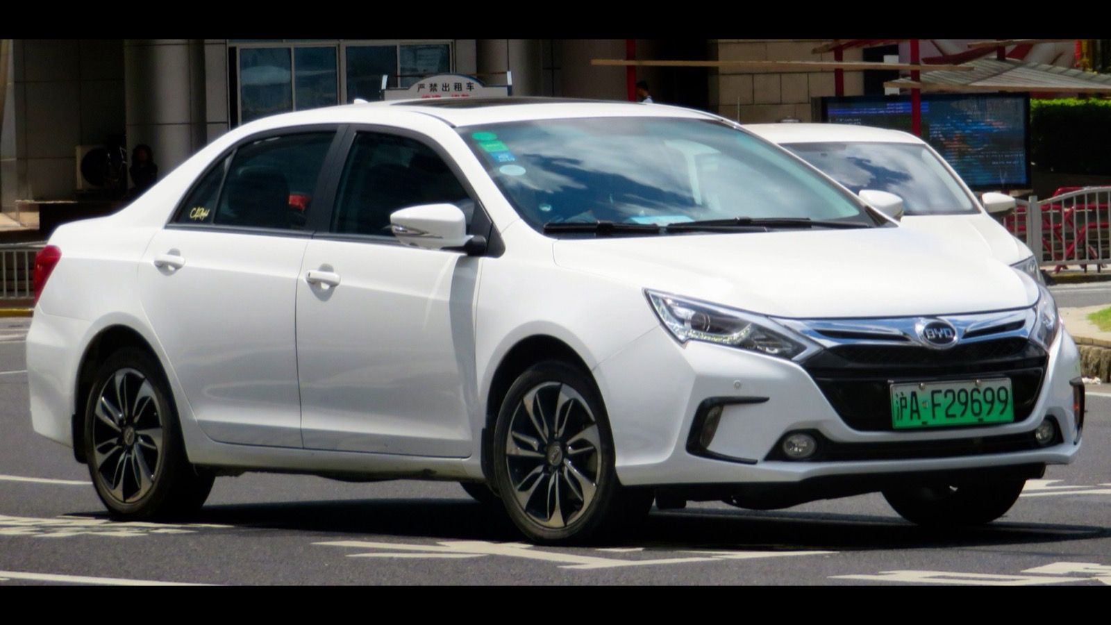 2016 BYD Qin pre-facelift sedan, front three-quarter view
