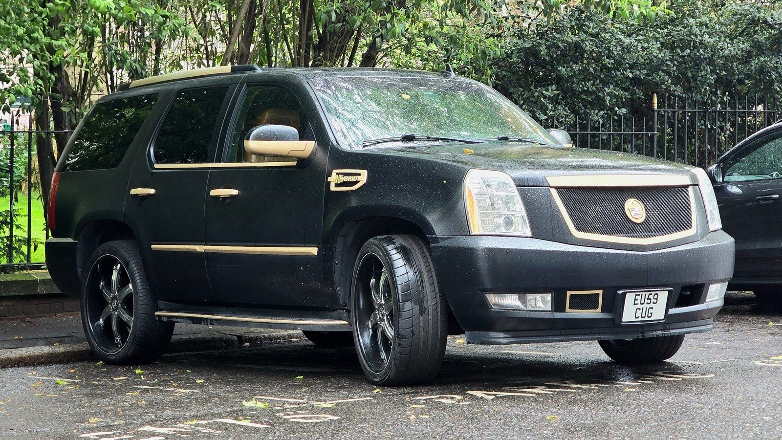 2009 Cadillac Escalade Hybrid (GMT900), front three-quarter view