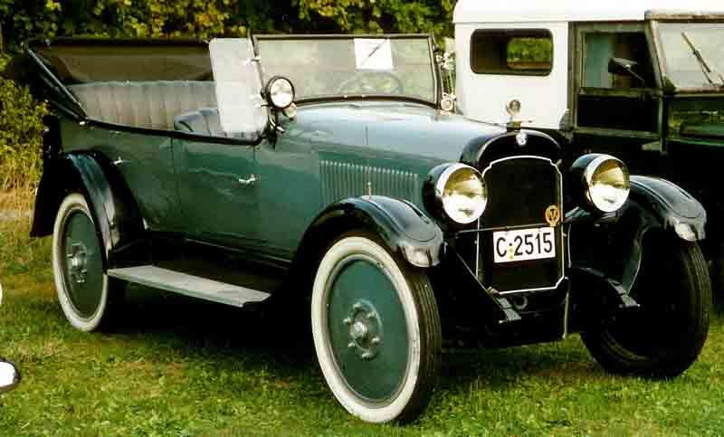 1922 Chalmers touring car, dark green, front three-quarter view