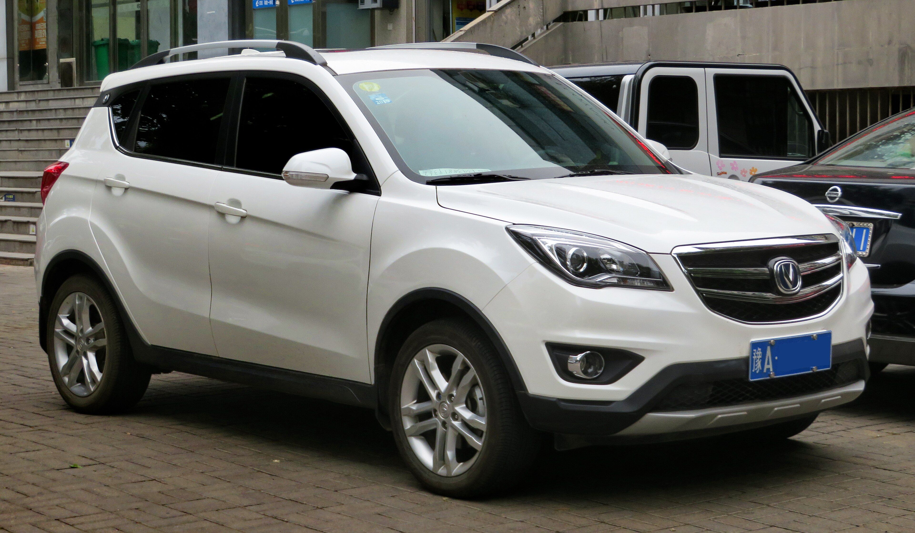 2018 Changan CS35 facelift subcompact SUV, front three-quarter view