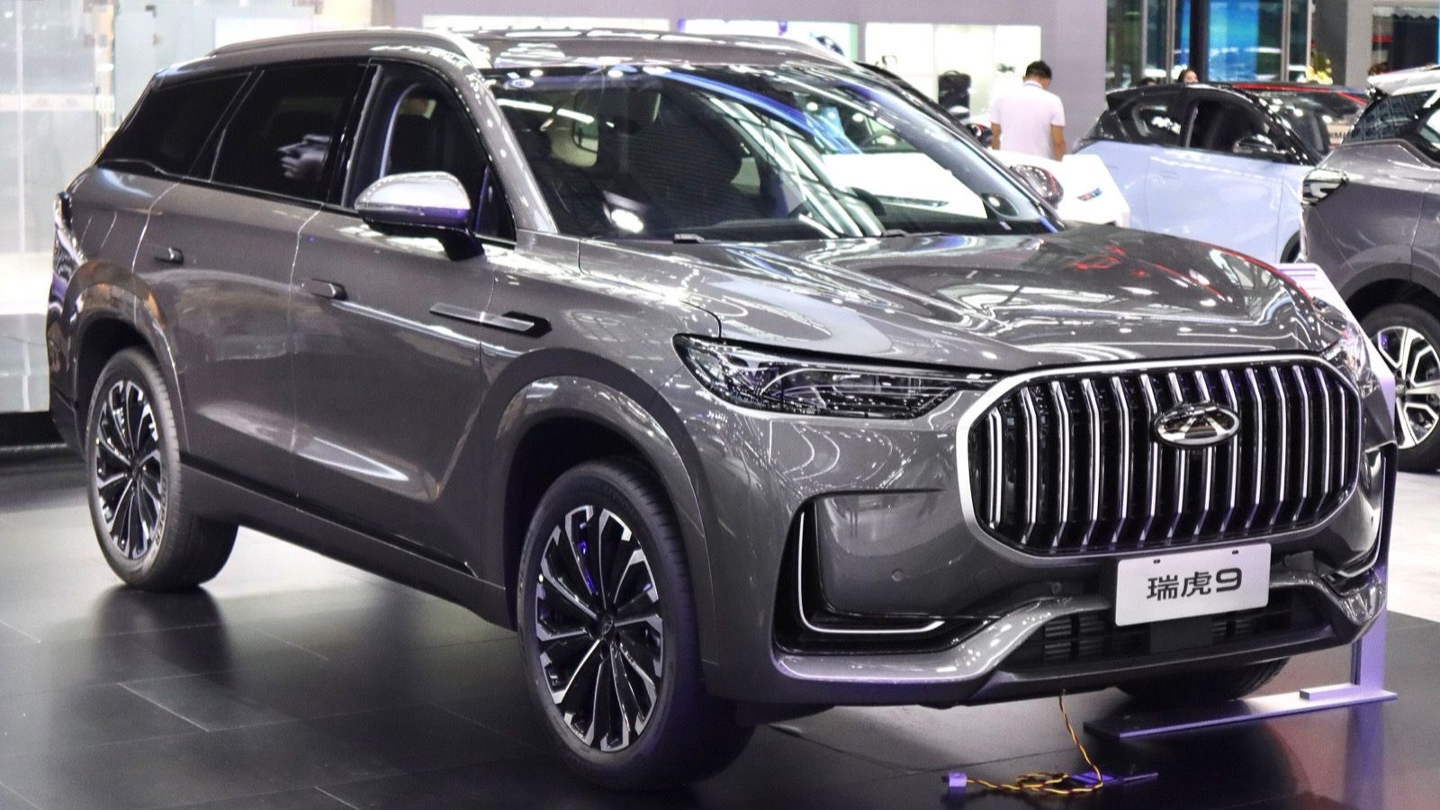Grey Chery Tiggo 9 full-size SUV, front three-quarter view