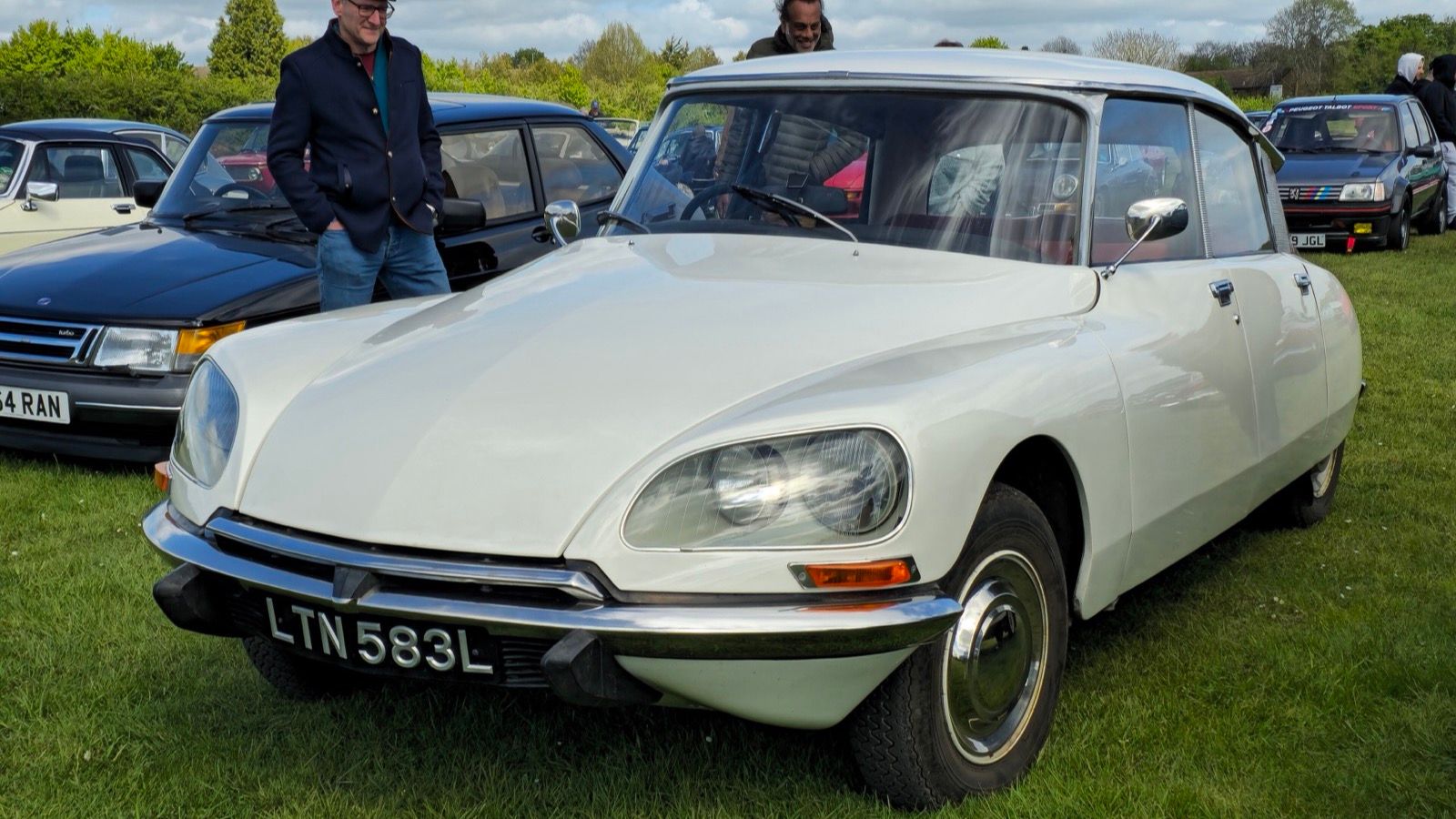 1972 Citroën DS saloon, front three-quarter view